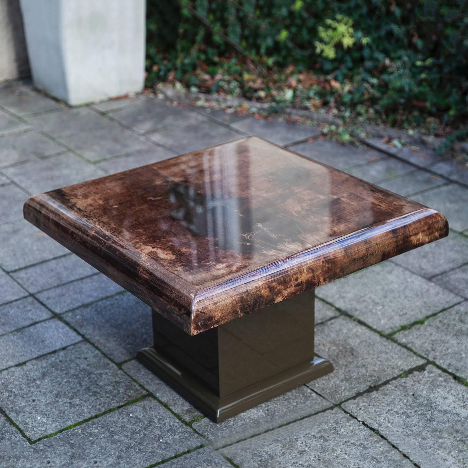 Aldo Tura brown square cocktail table in brown goatskin on a grey lacquered base.
Measures: 80 x 80 x 51 cm.
 
