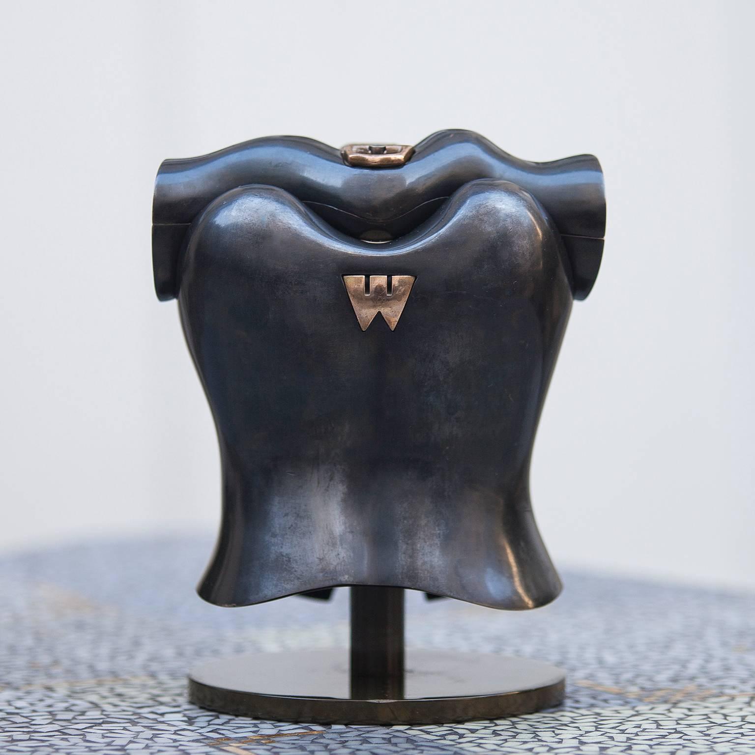 Miguel Ortiz Berrocal Torso Willy, brown patinated and polished bronze from 1981, number 65 of 150 pieces.
H 21 x D 16 cm.