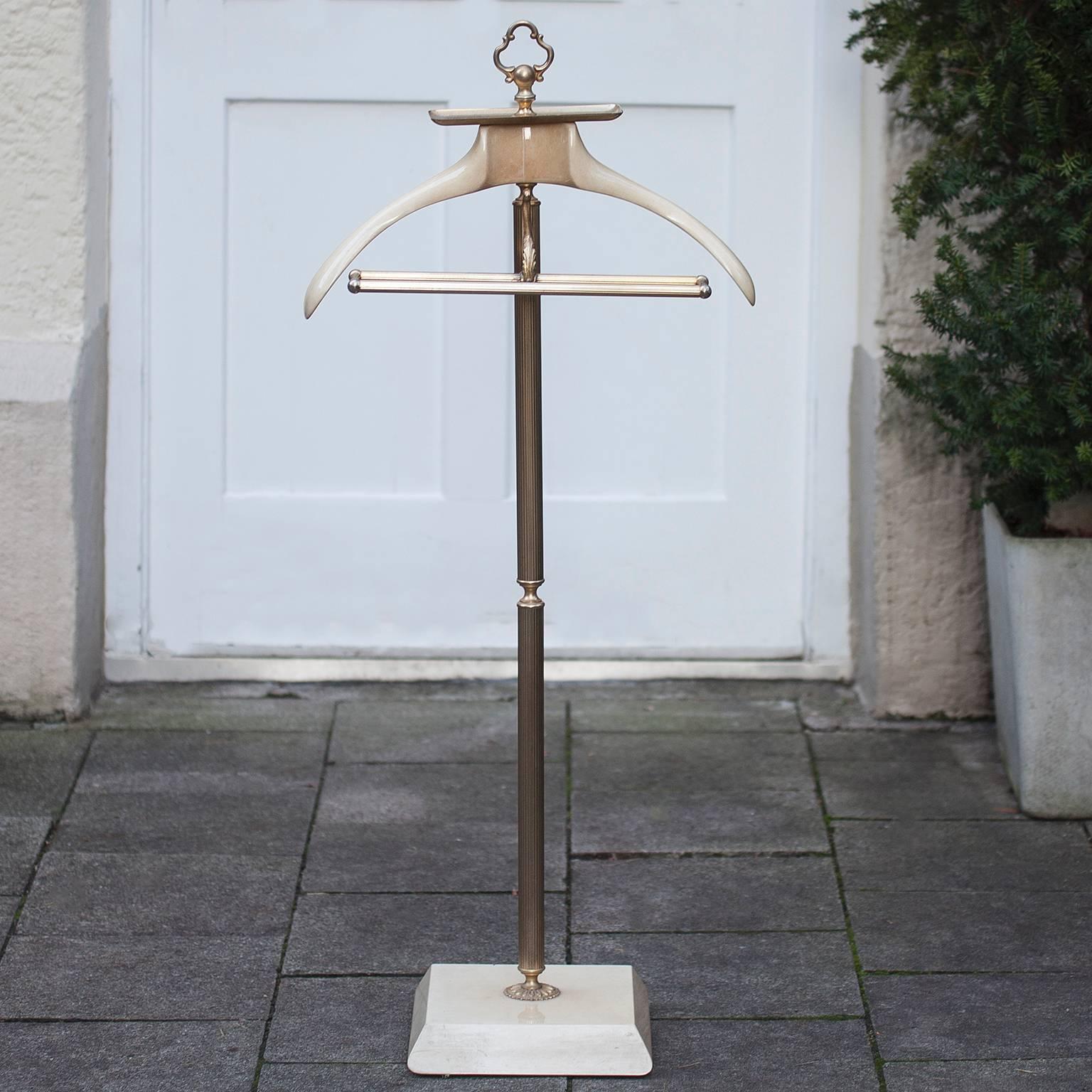 Wonderful valet from Aldo Tura, Italy, 1972 in crème goatskin with brass stand.
Measures: H 120 x D 51 cm.