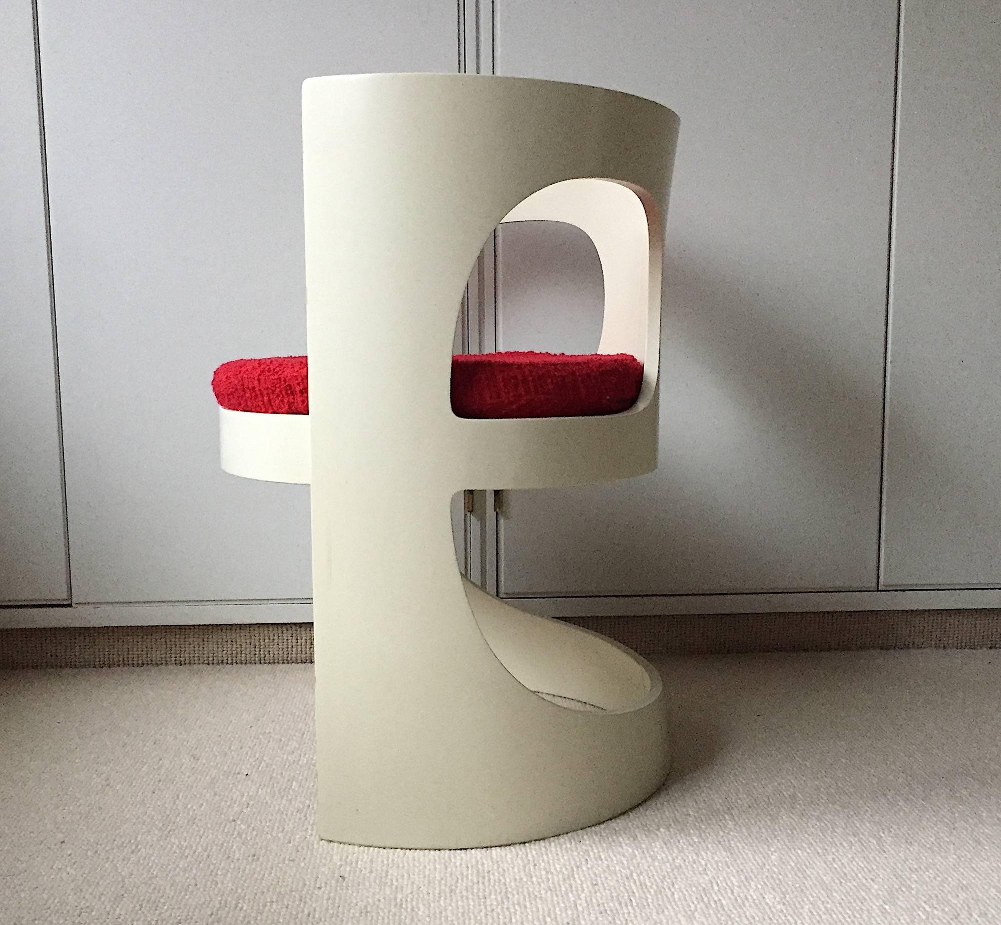 Arne Jacobsen, (1902-1971) Denmark.

Very nice white birch plywood chair from Arne Jacobsen designed 1968. With red wool cushion. Made by: Asko Oy, Lahti, Finland. 

The Pre PoP model has not been re-issued or copied to our knowledge and would