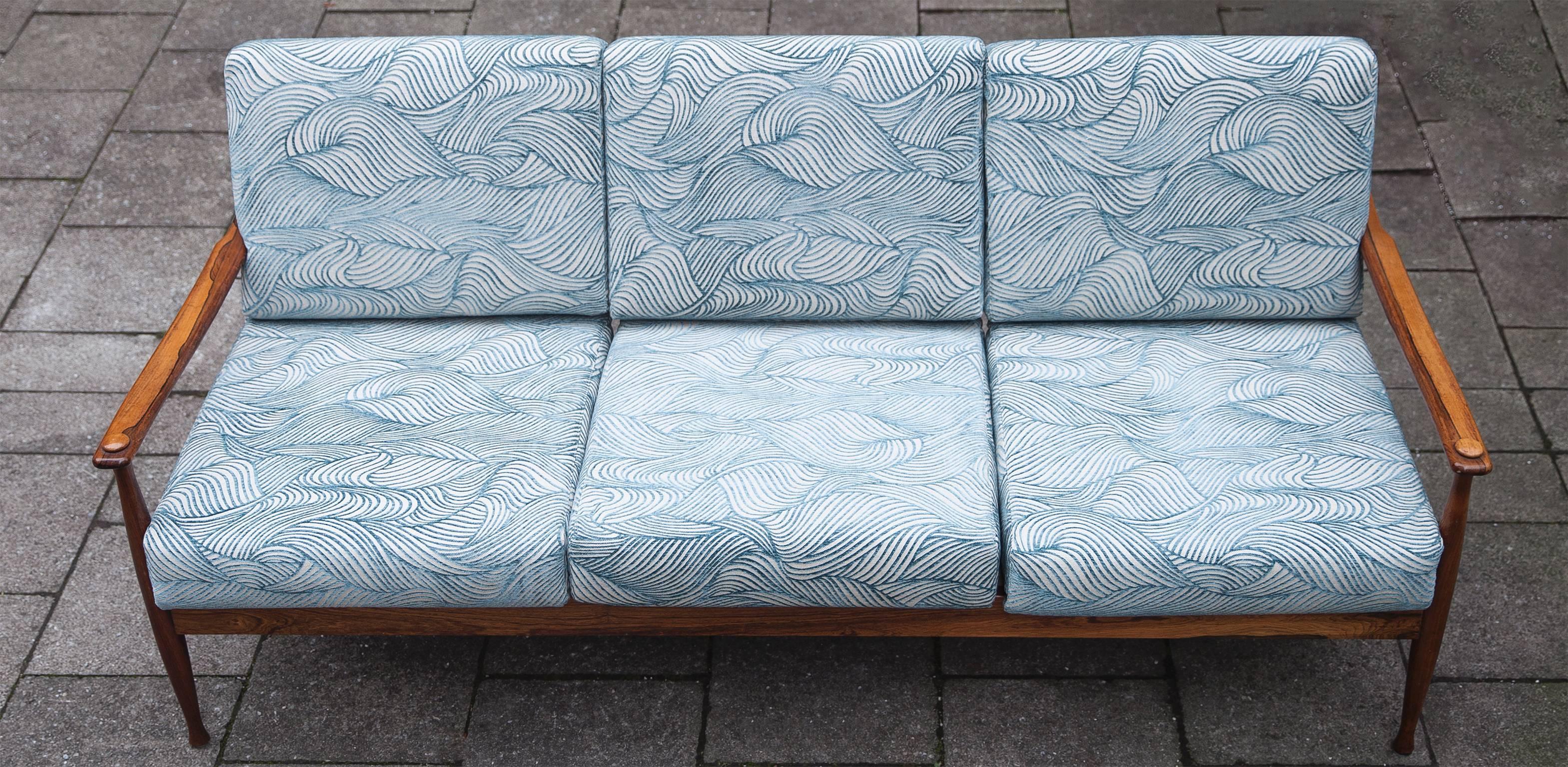 Fantastic rosewood sofa from Denmark, new upholstery in fabric dune aqua by Colefax and Fowler.
Measures: H 82 x B 184 x D 80 cm.
SH x 45 cm.


             