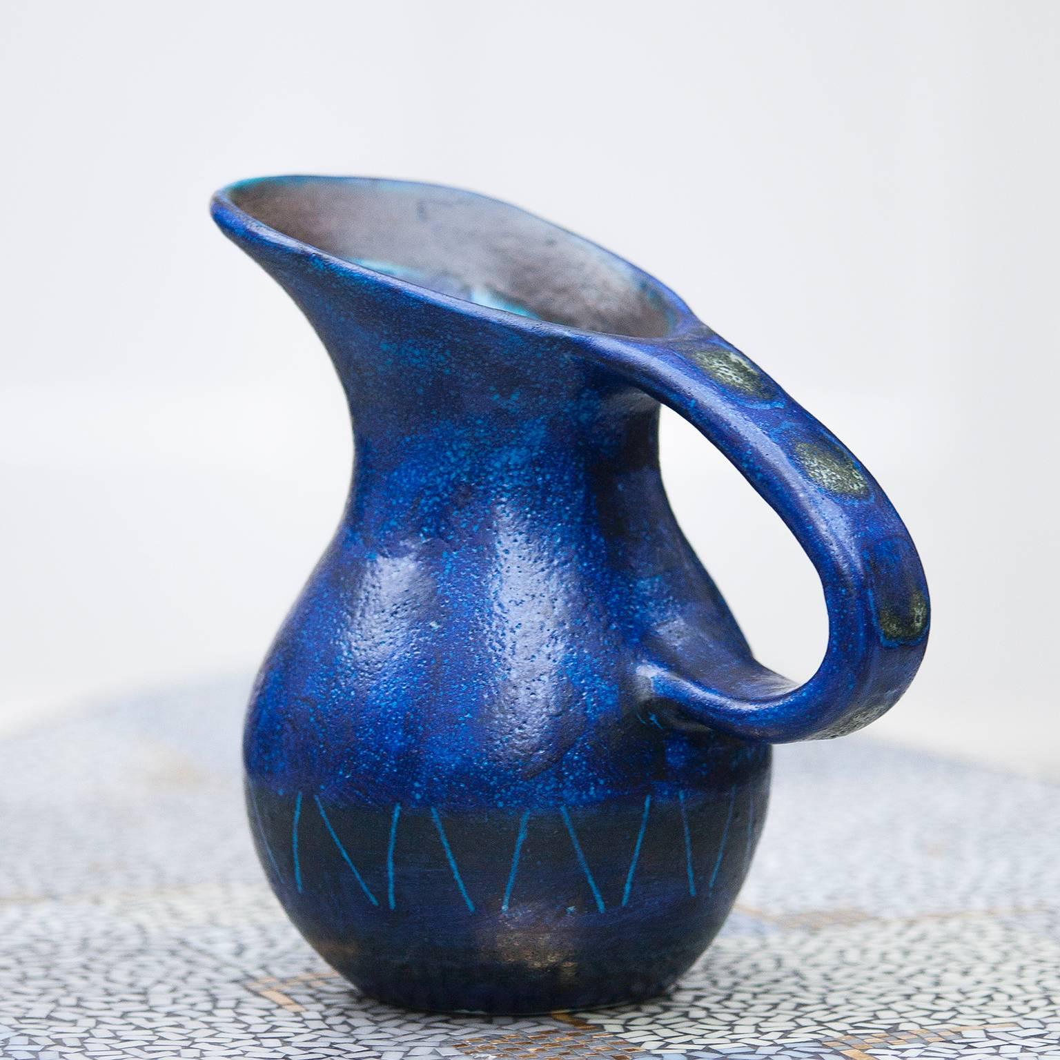 Bruno Gambone ceramic pitcher in blue glazed ceramic, Italy from 1958.
Measures: H 23 x B 22 x D 15 cm.