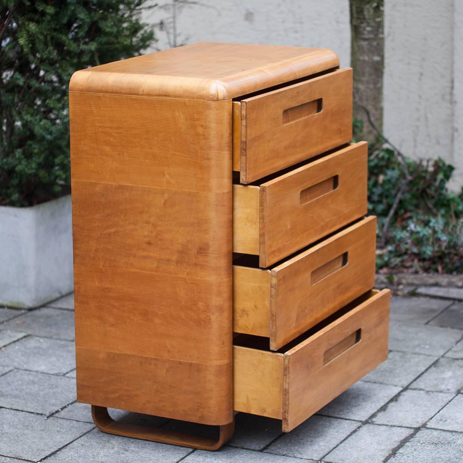 Wunderschöne Kommode von Paul Goldman für Plycraft aus dem Jahr 1946. Diese unglaubliche Kommode aus geformtem Birkenfurnier war Teil der Plymodern-Linie. Wie Charles und Ray Eames leistete Goldman Pionierarbeit bei der Herstellung von