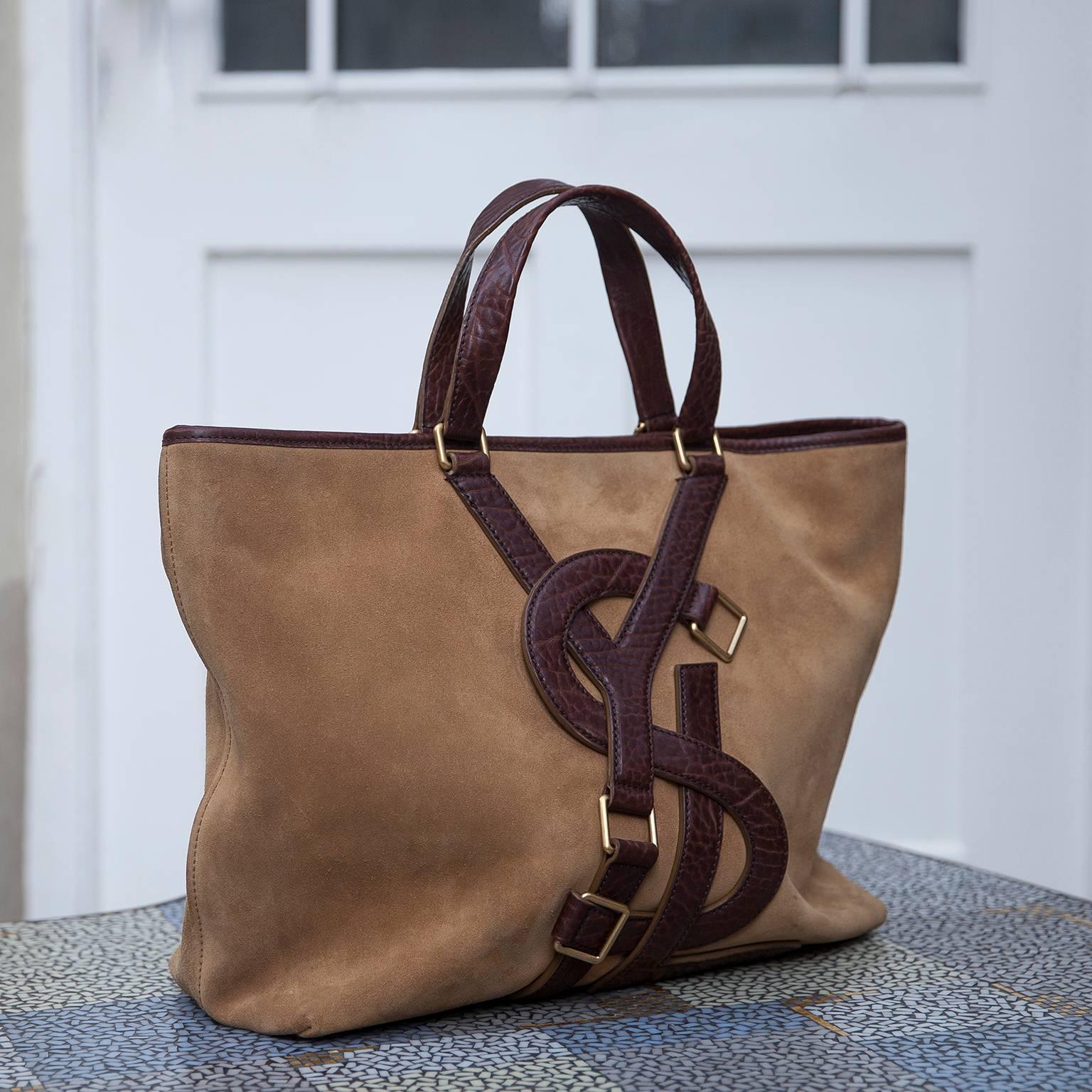 Wonderful weekender shopper by Yves Saint Laurent in suede leather and YSL logo in brown leather, fantastic vintage condition.
Measures: H 49 x B 16 x D 49 cm.