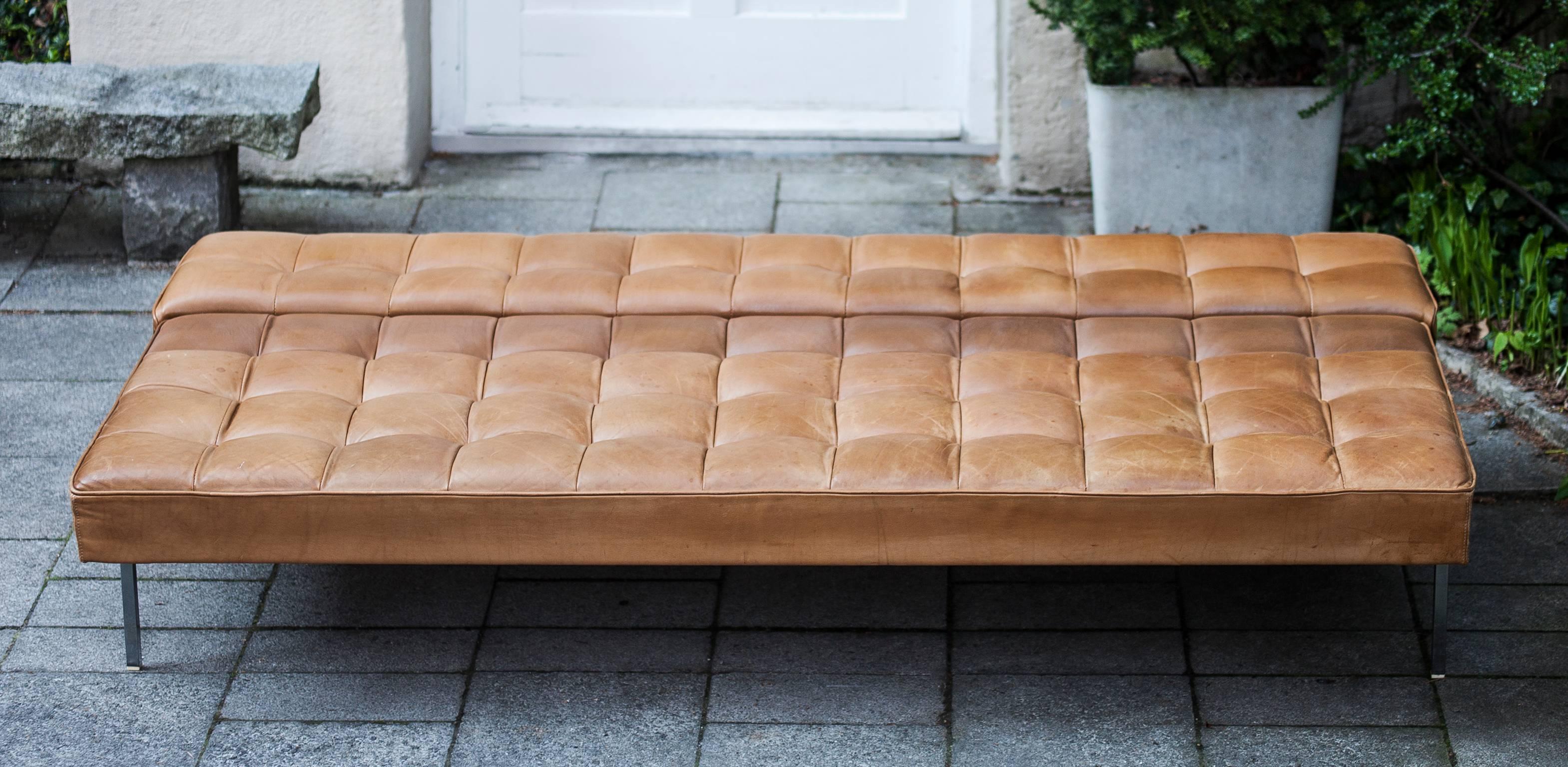 Fantastisches Sofa von Johannes Spalt, hergestellt von Wittmann, Österreich, 1961. Dieses seltene frühe Modell mit dem Namen 'Constanze in originalem Nature-Leder, das sich in ein Tagesbett verwandelt, basiert auf einem Metallrahmen und ist in sehr