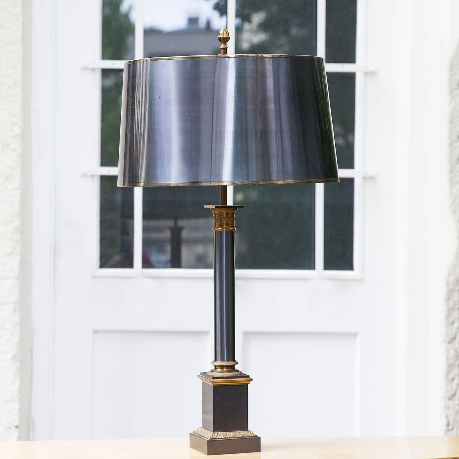 “Colonne Corynthien” table lamp from the Classique collection of Maison Charles with signature. Anodized bronze with brass details. Original metal shade, France, 1970s.

Measure: H 86 x D 46 cm.