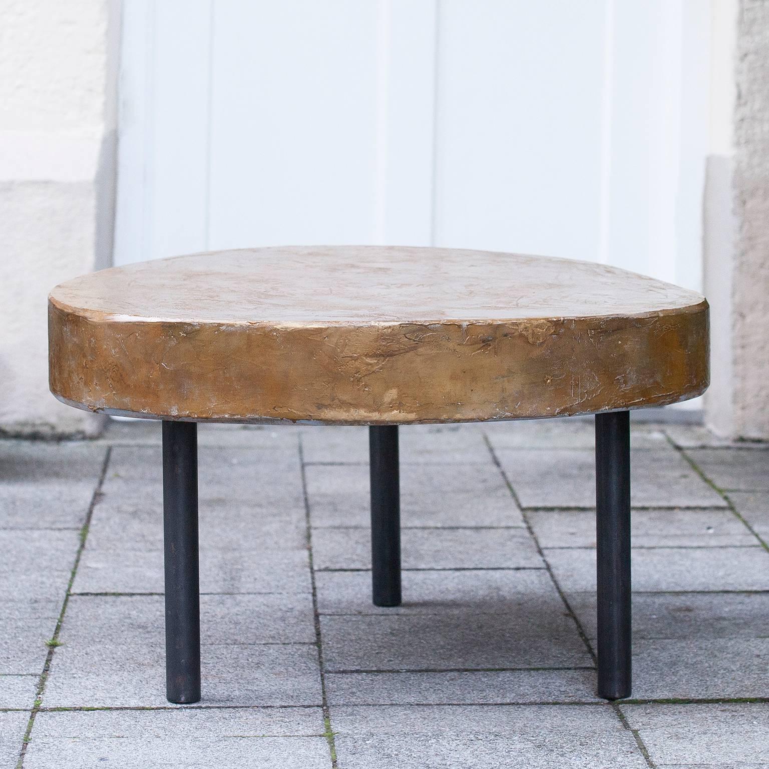 Mid-Century Modern Table basse à trois pieds de style Paul Evans avec plateau doré en vente