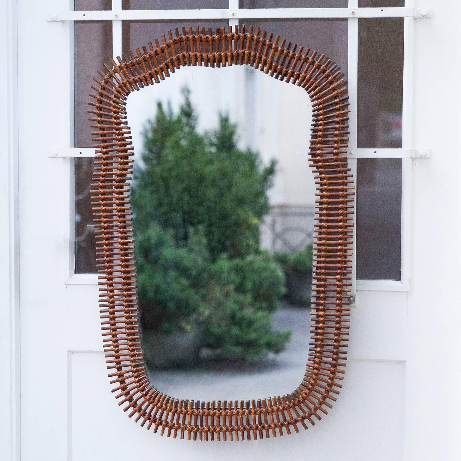 Vintage bamboo mirror in asymmetrical shape attributed to Franco Albini, Italy 1950s.
Measures: H 93.5 x W 58 x D 2 cm.