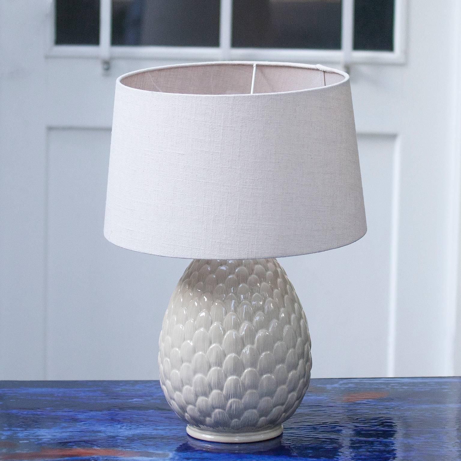 Elegant porcelain artichaut table lamp with cream fabric shade from Italy, 1970s.

Measure: H 57 x D 40 cm.