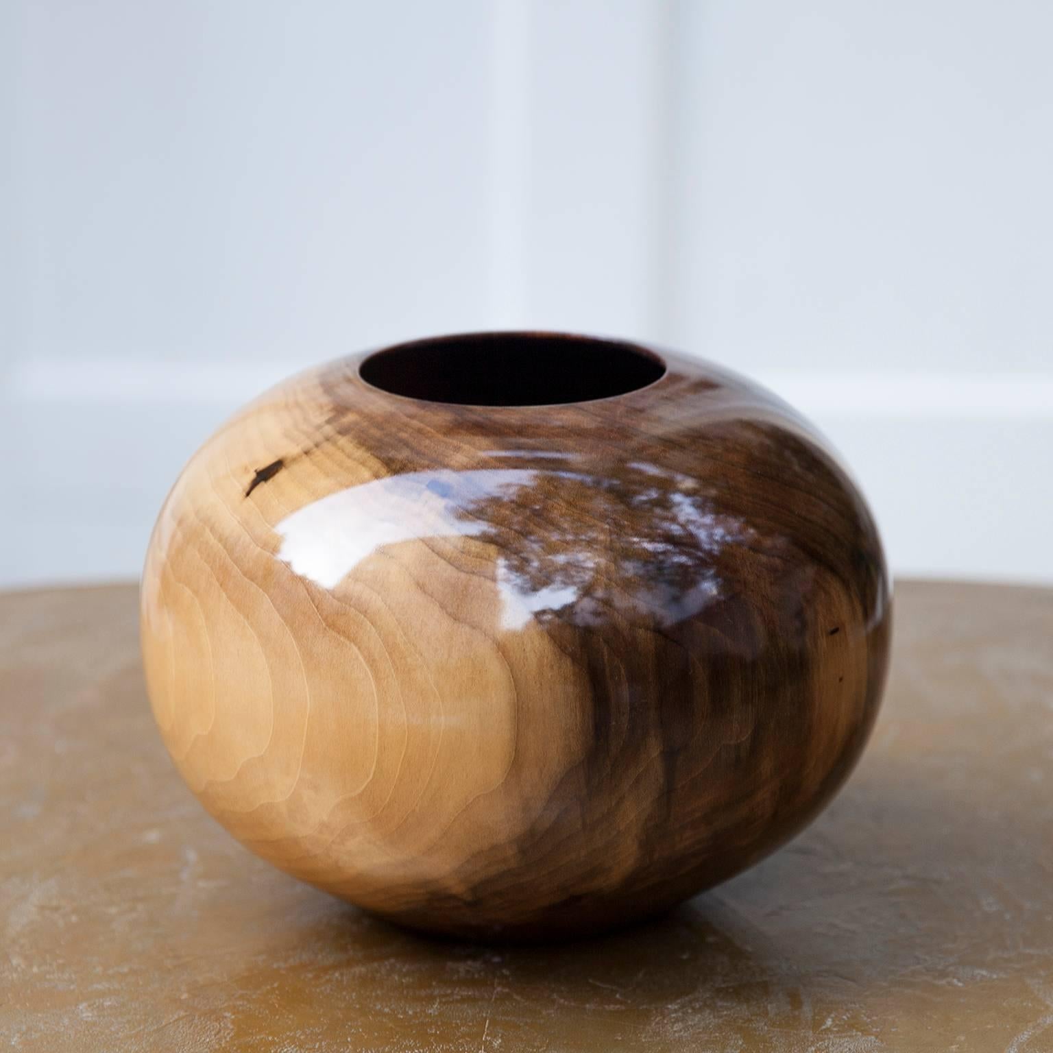 Very rare Ed Moulthrop vessel bowl, USA, 1980s. Figured tulipwood bowl vessel with gorgeous pattern. An American crafts vase designed and produced by Edward Moulthrop (1916-2003) in spherical form and in excellent condition. The vase is signed and