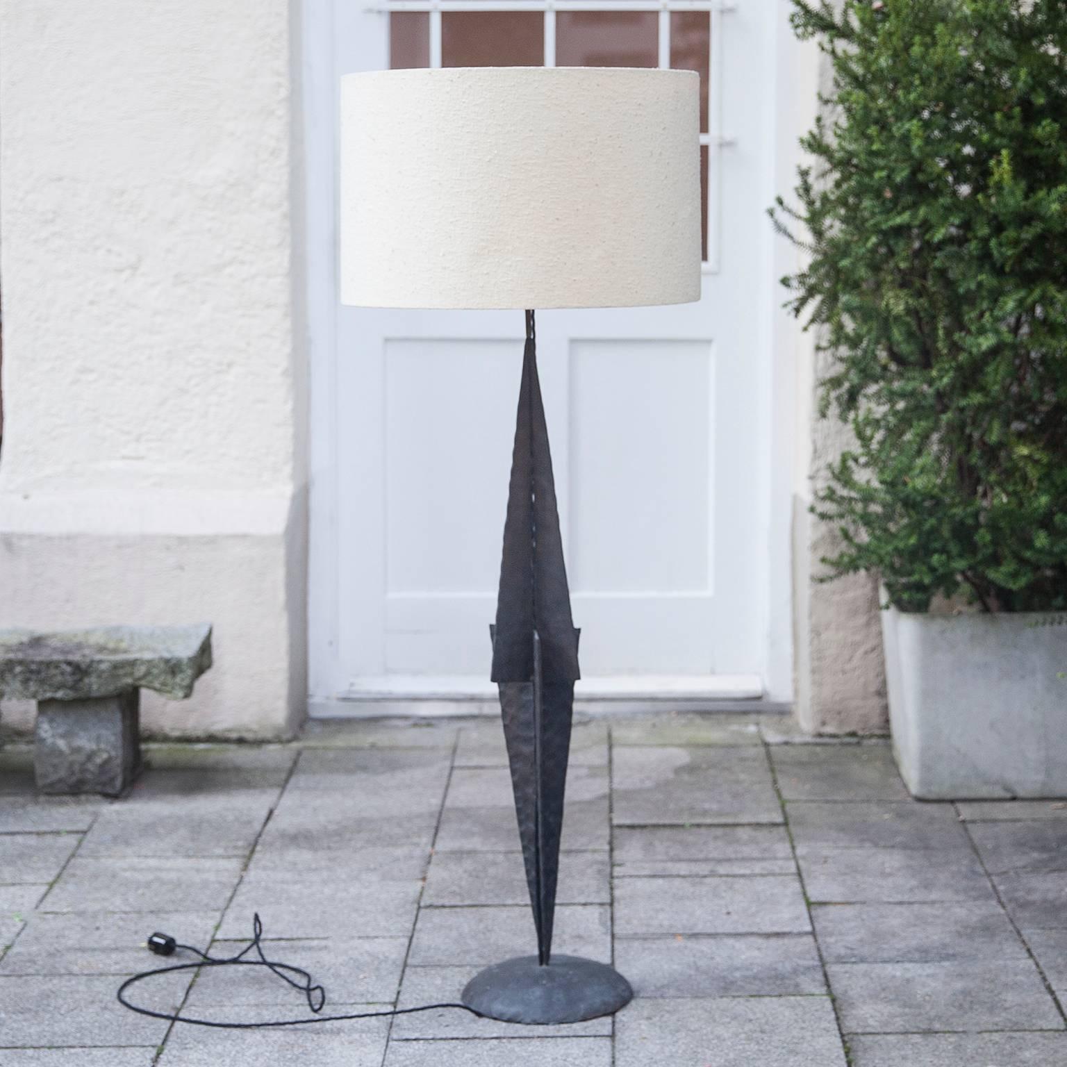 French Brutalist Floor Lamp in the Manner of Paul Evans In Good Condition In Munich, DE