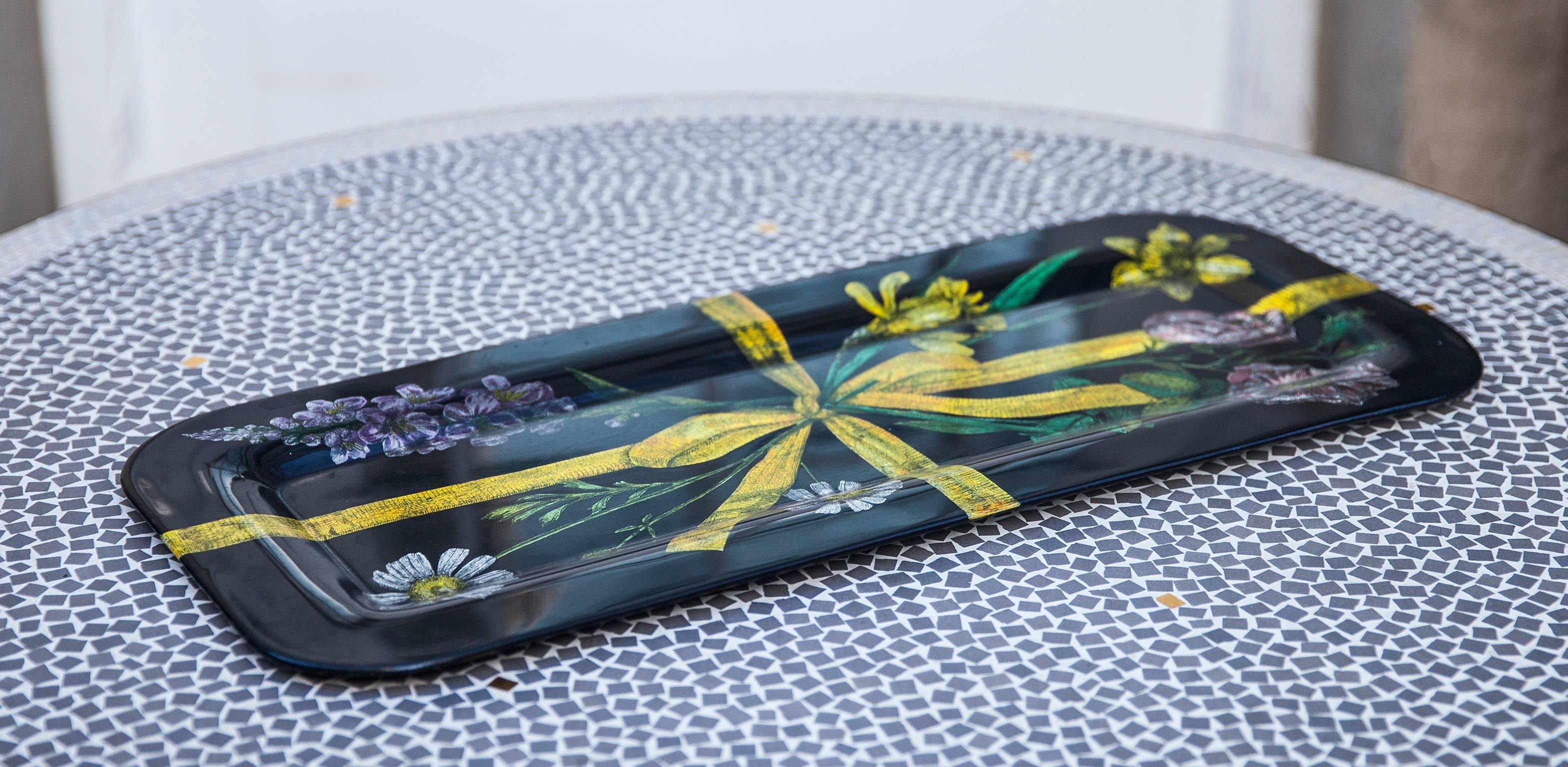 Piero Fornasetti early enameled flower motif tray, 1950s
The large rectangular Fornasetti tray is an remarkable example of Piero Fornasetti's work.
Measures: 25 D x 59 B x 1.3 H cm.