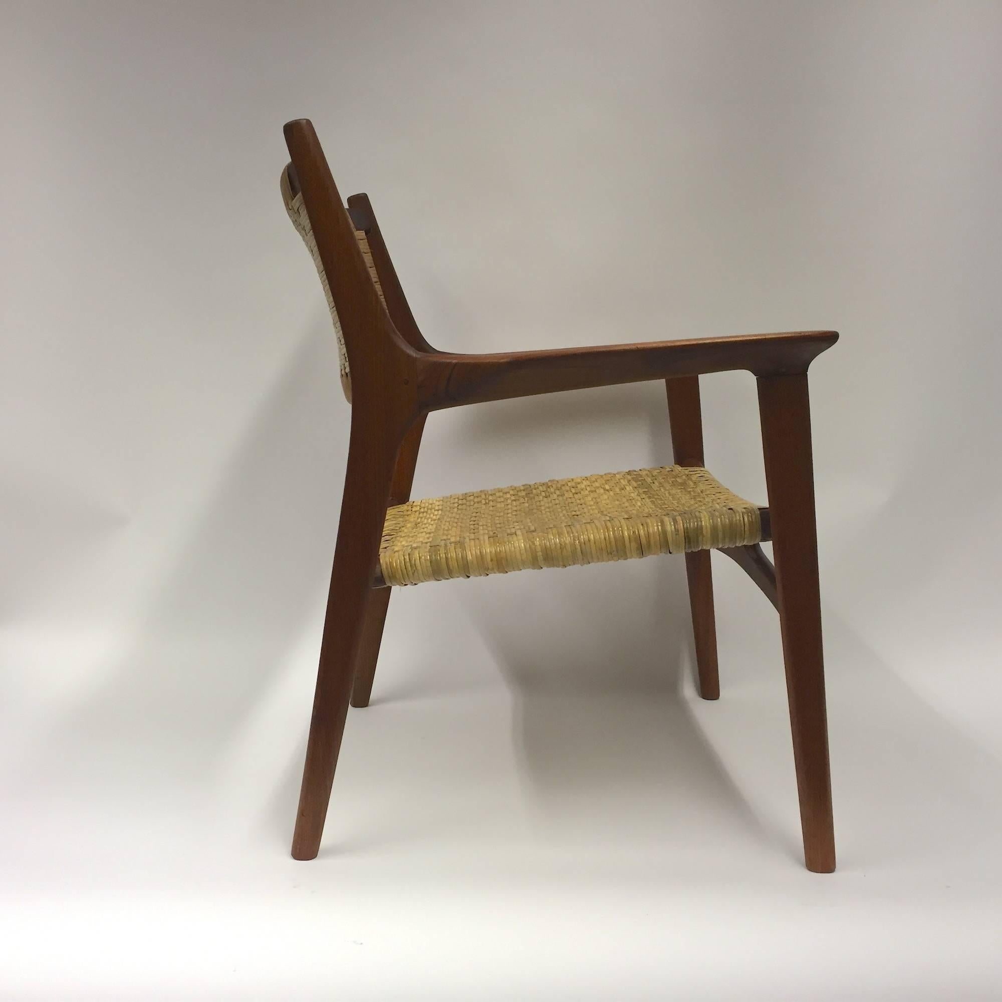 Hans J. Wegner

a fantastic rare lounge Armchair from Hans J. Wegner - made by Johannes Hansen, Copenhagen/ Denmark. Designed in 1951. Modell No. JH - 516

condition: the chair is in excellent conditions. The teak frame is strong, cane on the