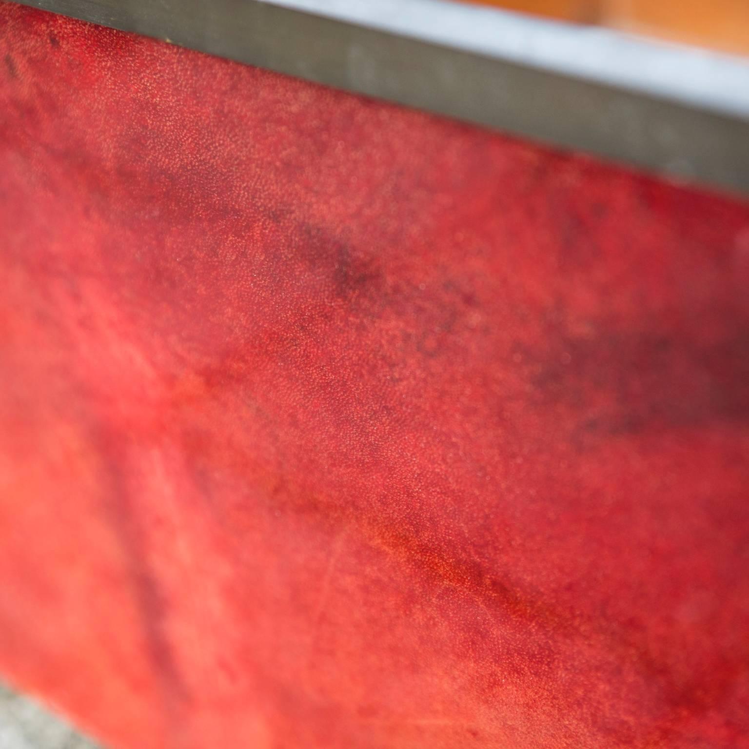 Pflanzgefäß aus rotem, quadratisch geschliffenem Ziegenleder von Aldo Tura (Italienisch) im Angebot