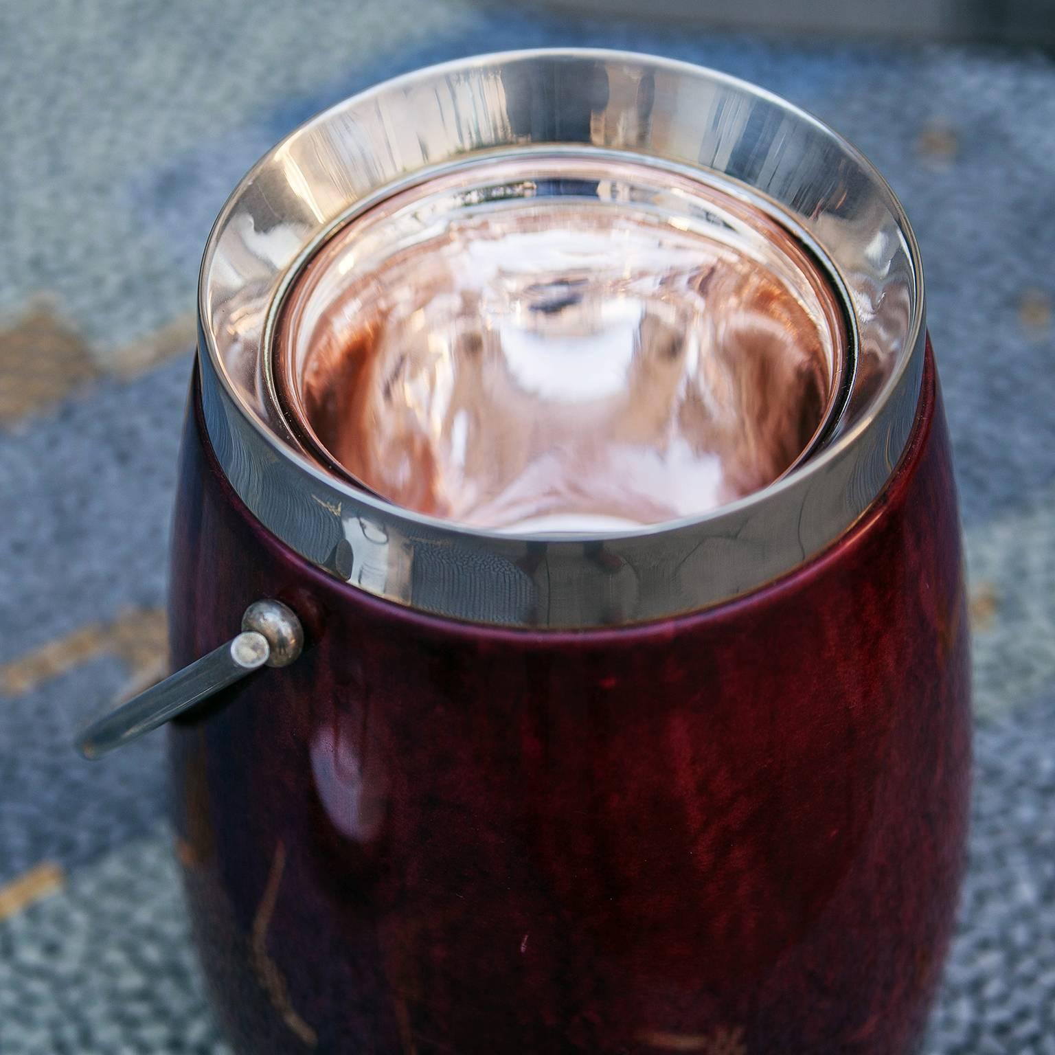 Ice bucket or champagne cooler in red goatskin with glas inlay, made by Aldo Tura Italy, 1970.