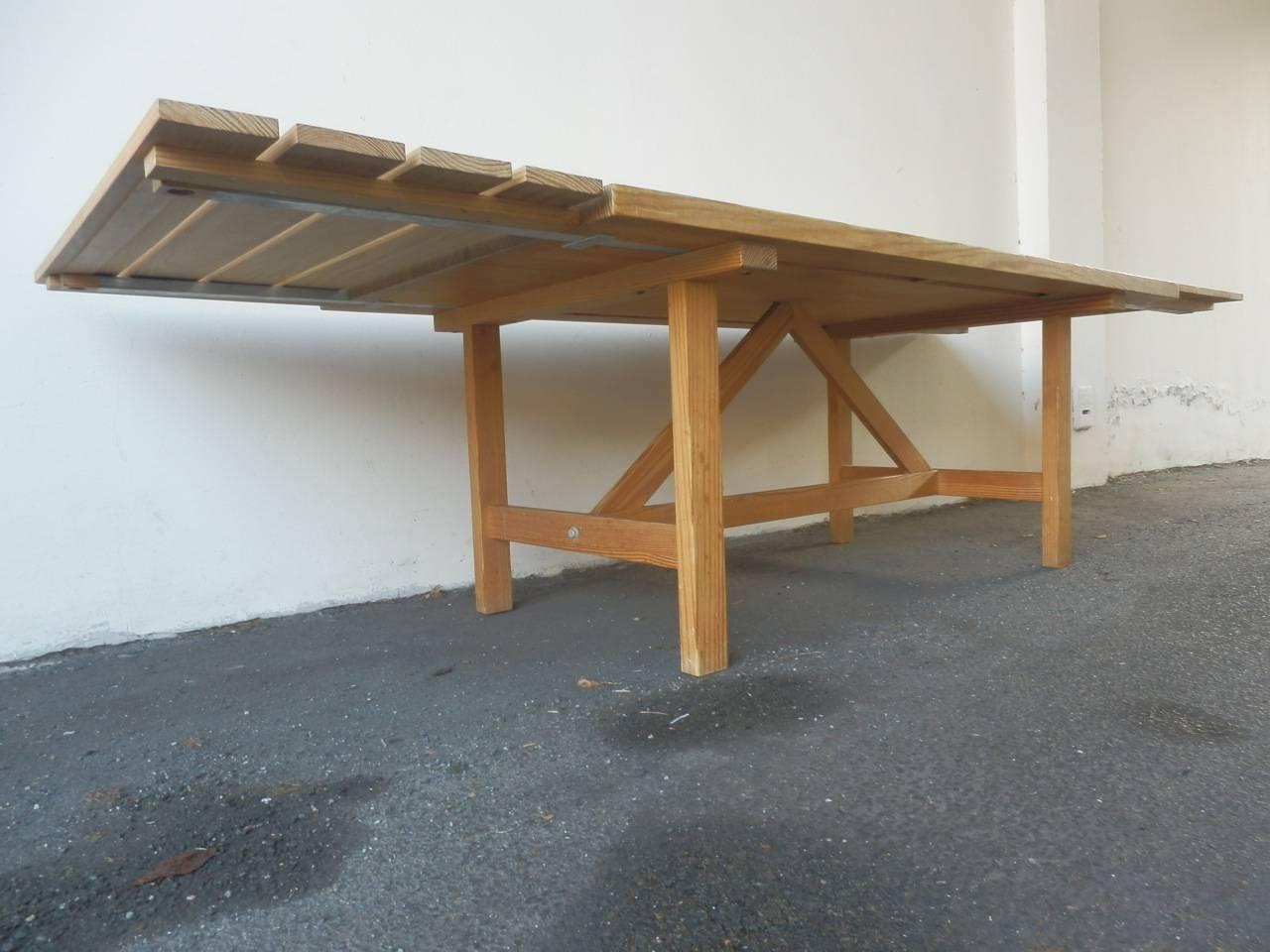 Mid-Century Modern Nice and Massive Oregon Pine Dining Table with Wonderful Slat Extension For Sale