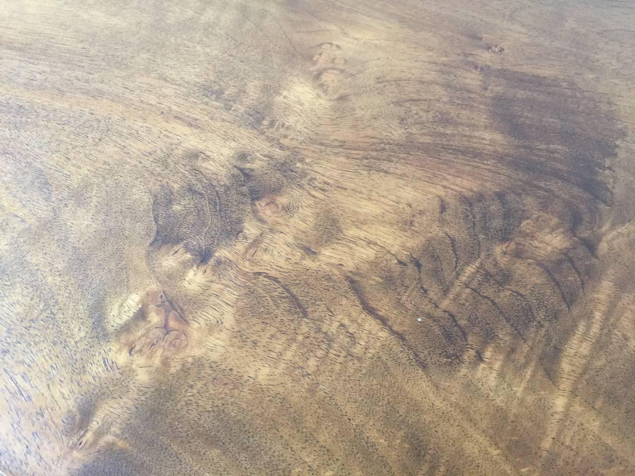 Three-Legged Massive walnut free edge coffee table from 1950. Very nice condition and wonderful grain.

LOCATED IN HAMBURG