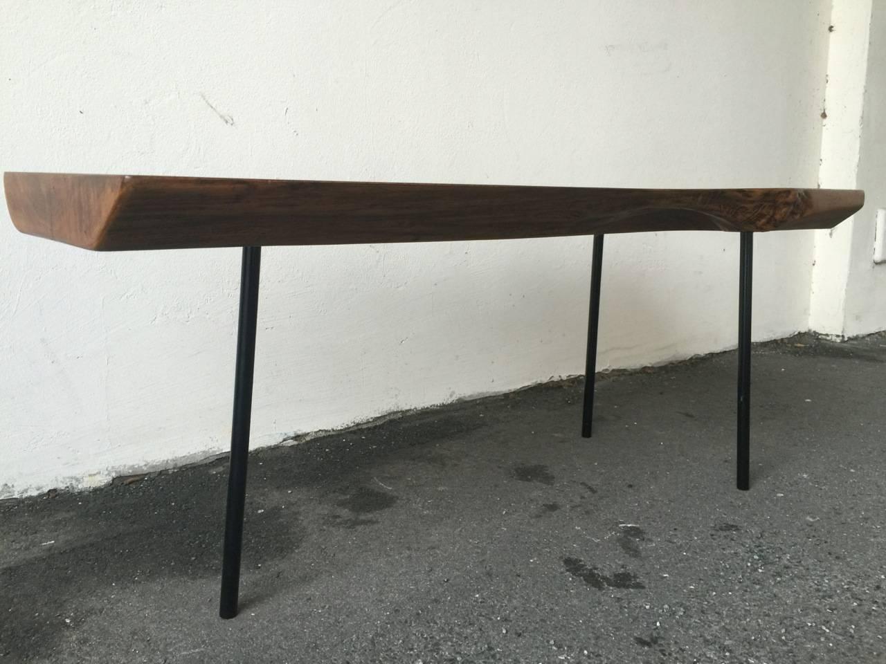 Mid-Century Modern Magnifique table basse à trois pieds en noyer massif à bord libre en vente