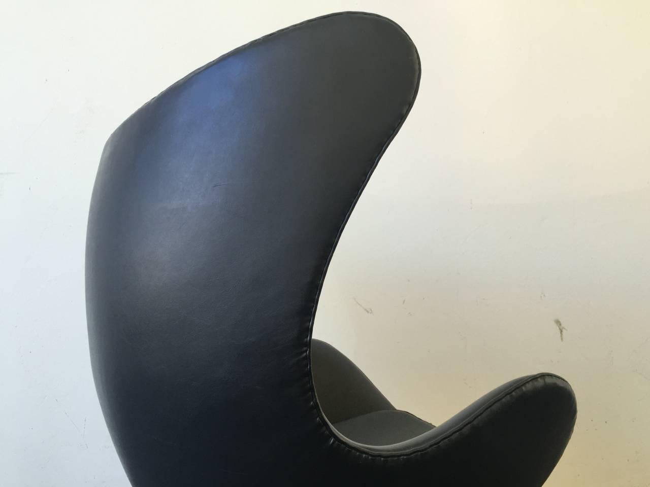Danish First Edition Arne Jacobsen Egg Chair in Good Original Condition