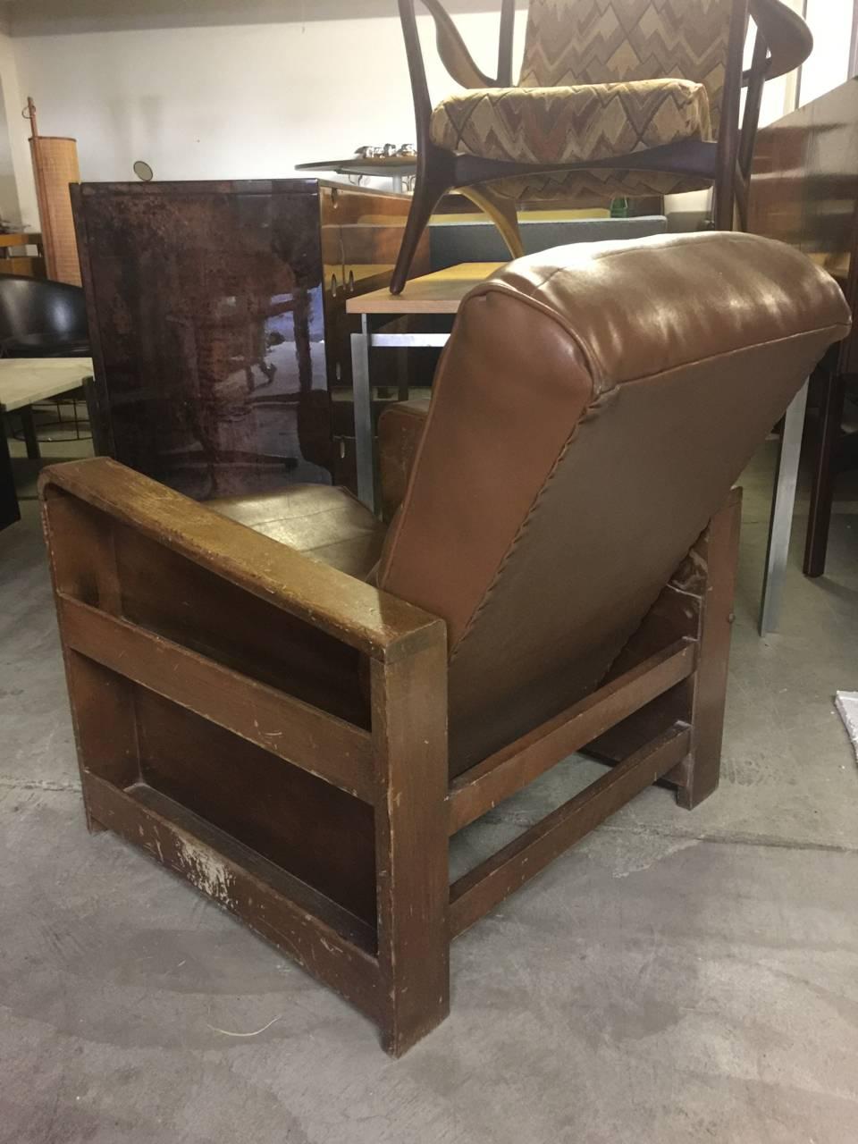 British Lounge Chair with Magazine Storage and Fold Out Sidetable In Fair Condition In Munich, DE
