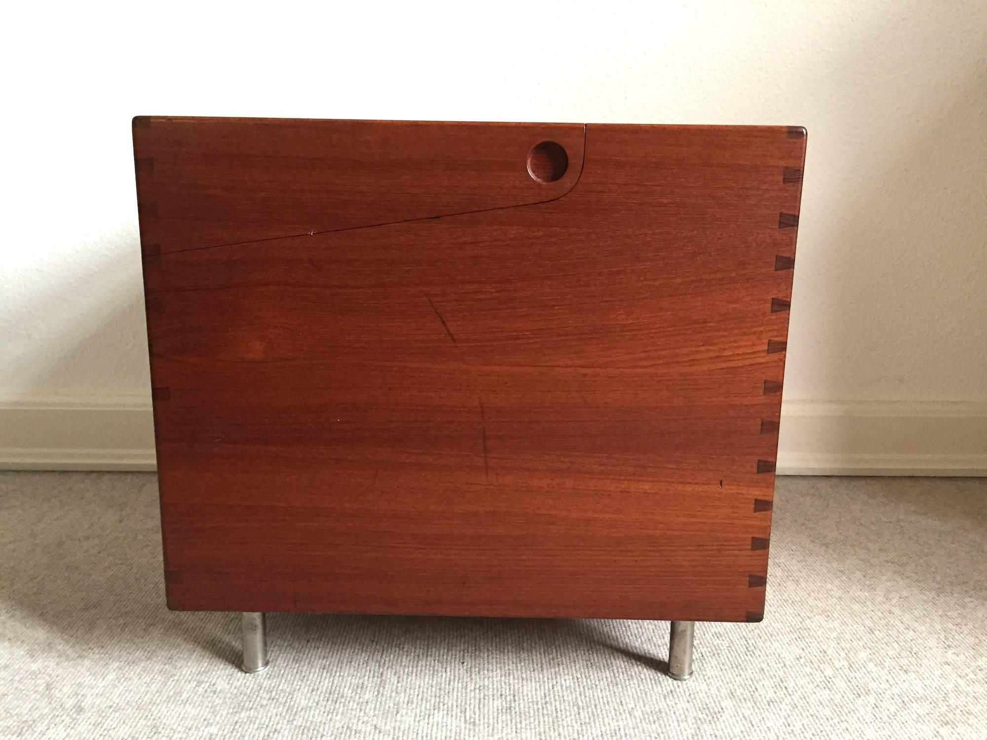 Hans J. Wegner, Denmark.

Cube teak bar AT-34 by Hans Wegner for Andreas Tuck. Has one-drawer and original steel legs.

