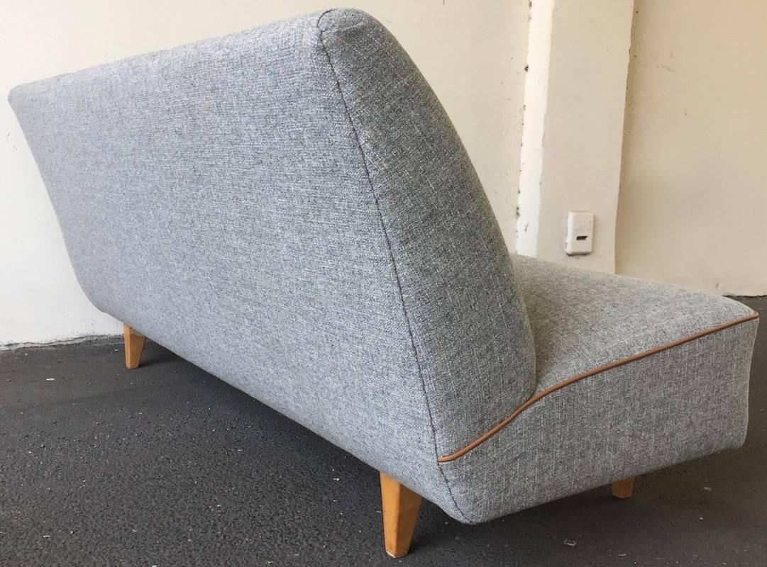 Das Sofa Nr. T201 wurde 1936 von Bruno Mathsson entworfen und von Karl Mathsson hergestellt. Neu gepolstert in perfektem Zustand. Vintage nos Stoff. Einer aus dem ersten Jahr der Produktion! Weicher Sitz und 182 cm breit. Signiert mit zwei