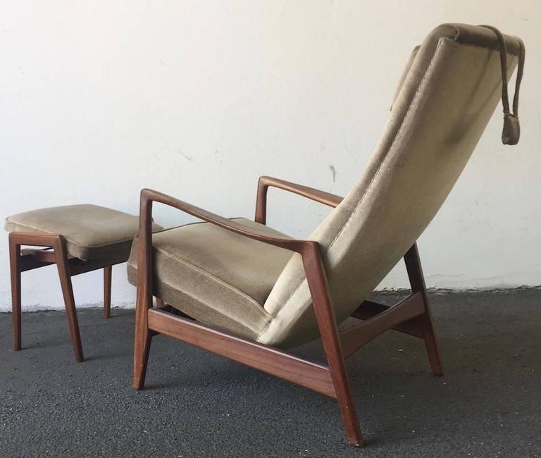 Elegant No. 829 Armchair and Stool by Gio Ponti for Cassina In Good Condition In Munich, DE