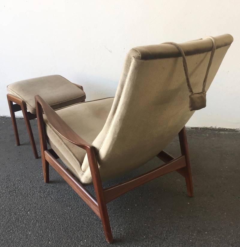 Mid-Century Modern Elegant No. 829 Armchair and Stool by Gio Ponti for Cassina