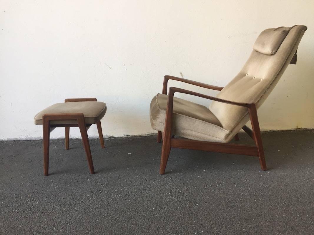 Mid-20th Century Elegant No. 829 Armchair and Stool by Gio Ponti for Cassina