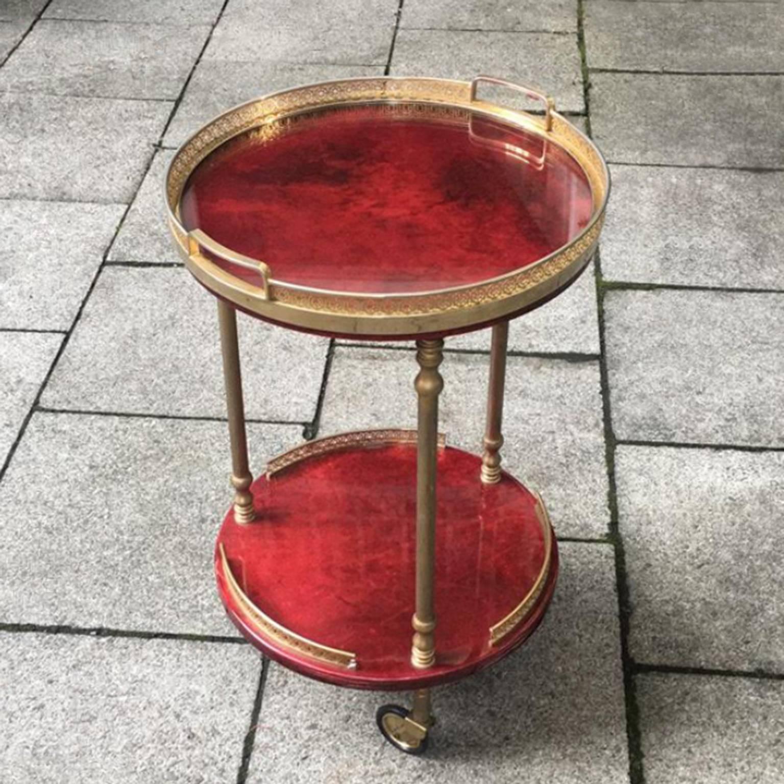 Fine bar or serving cart by Aldo Tura Milan, Italy 1960s.
The bar cart is made of red lacquered goatskin and polished brass with a removable top glass tray.
Measure: H 44.5 x D 33.5 cm.