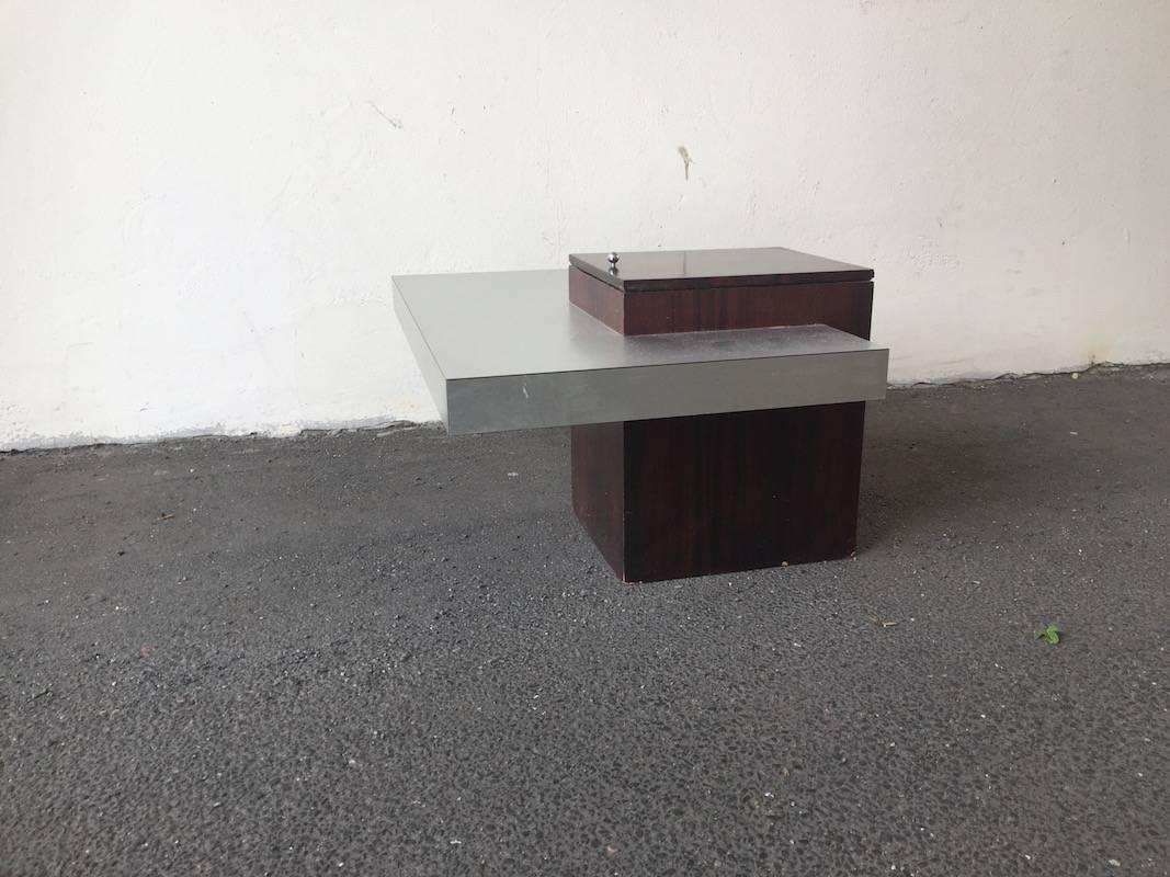 Ère spatiale Incroyable table basse française en aluminium brossé avec barre en bois en vente