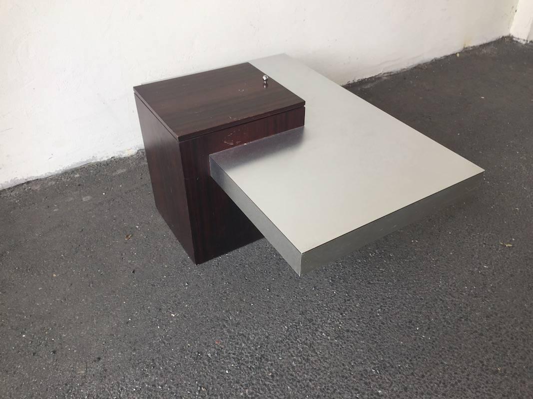 Incroyable table basse française en aluminium brossé avec barre en bois Bon état - En vente à Munich, DE