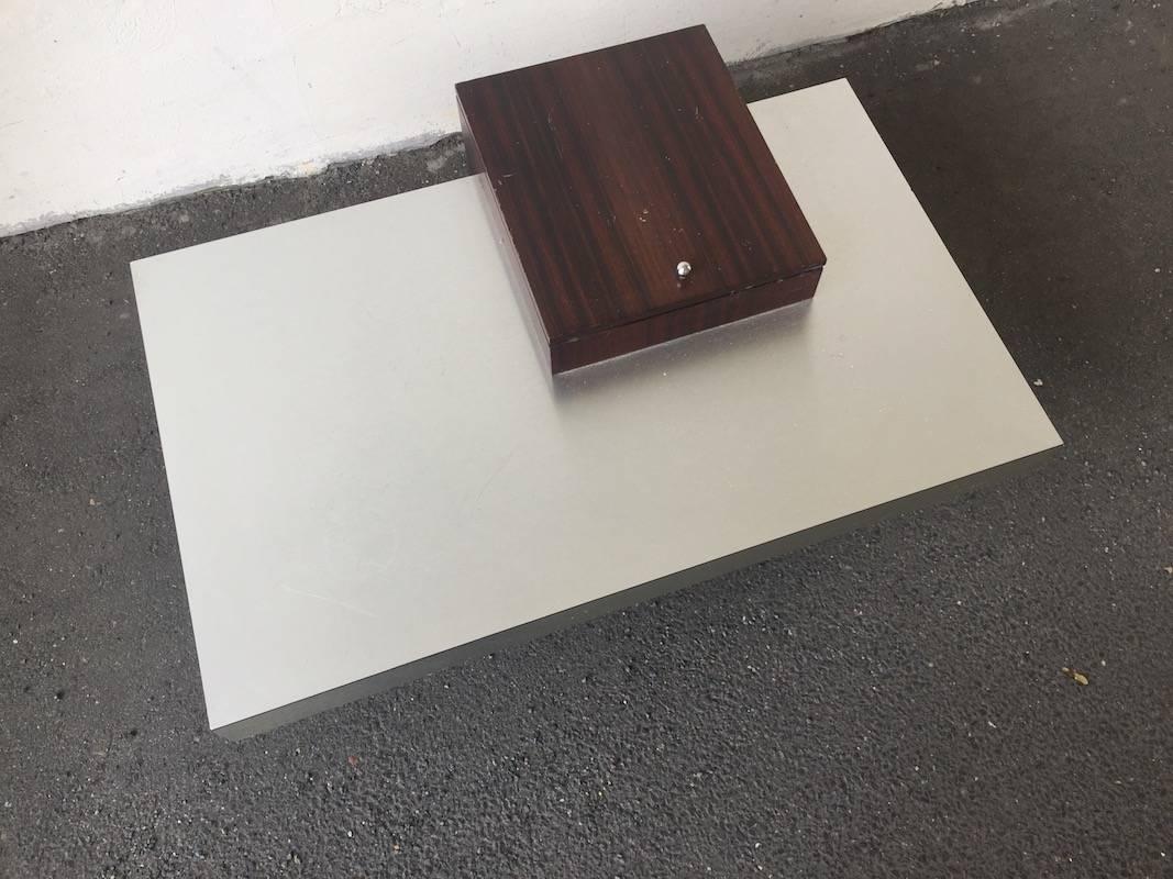 Métal Incroyable table basse française en aluminium brossé avec barre en bois en vente