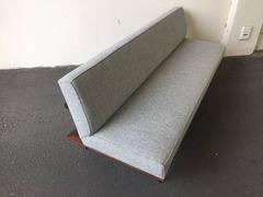 Merveilleux canapé du Brésil avec des détails incroyables attribué à Jorge Zalszupin