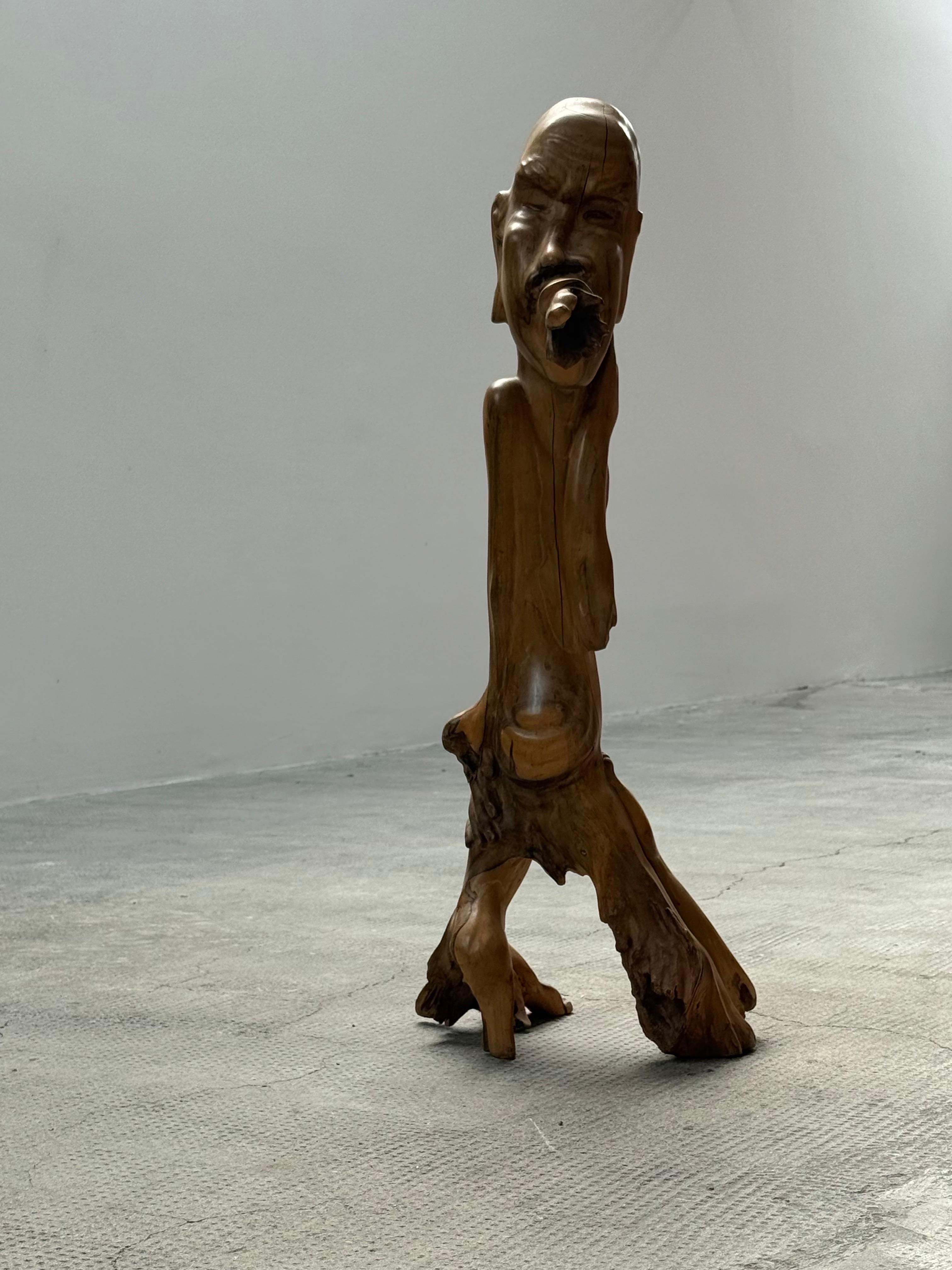 Très abstraite et unique sculpture Art déco en bois de suar réalisée par la célèbre artiste balinaise Ida Bagus Tilem (1936-1993) de Mas.

Son père, IDA Bagus Nyana, est considéré comme l'inventeur de ce style distinctif.
Ida Bagus Tilem a appris le