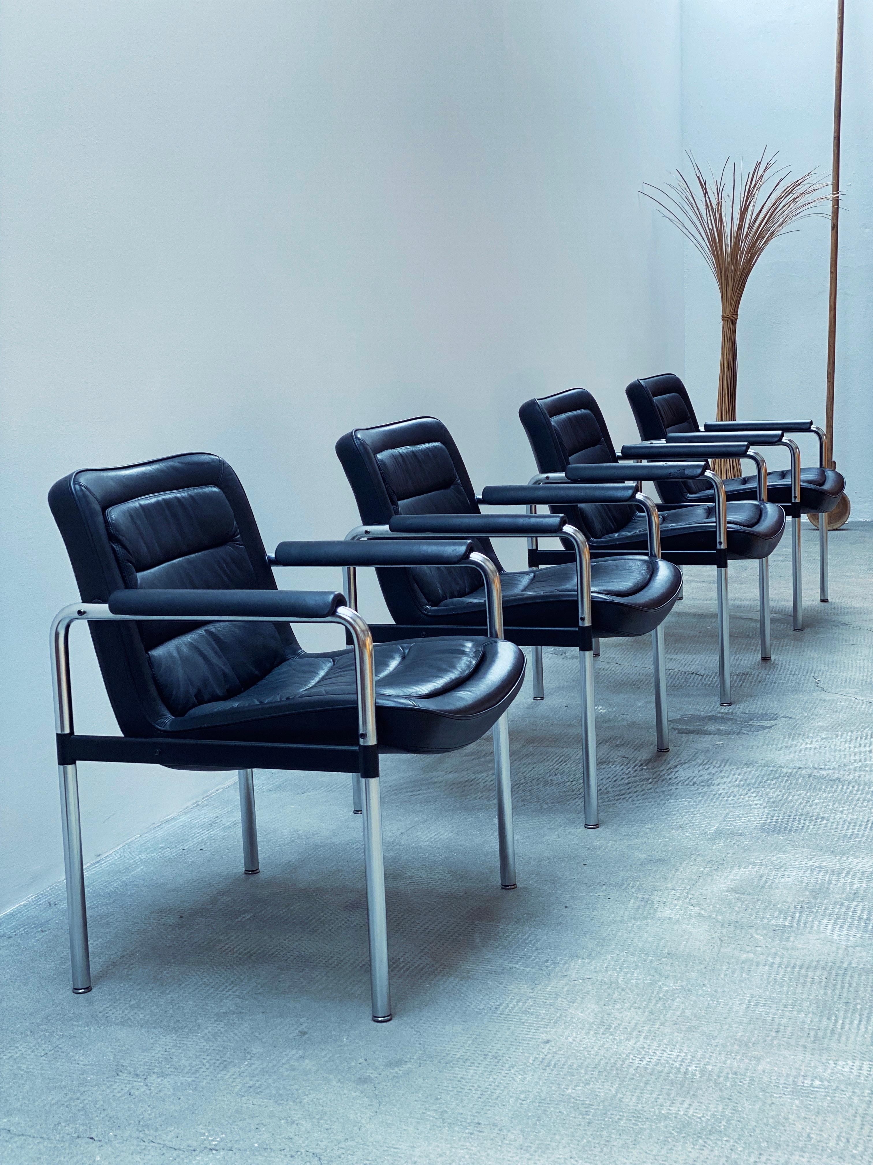 Sessel in Leder molto massiccio e di alta qualità del modello 8400 di Jorgen Kastholm per Kusch+Co., con rivestimento in acciaio cromato e pad morbido di alta qualità, Germania, 1970.

Sehr bequem zum Sitzen.



Designer: Jørgen