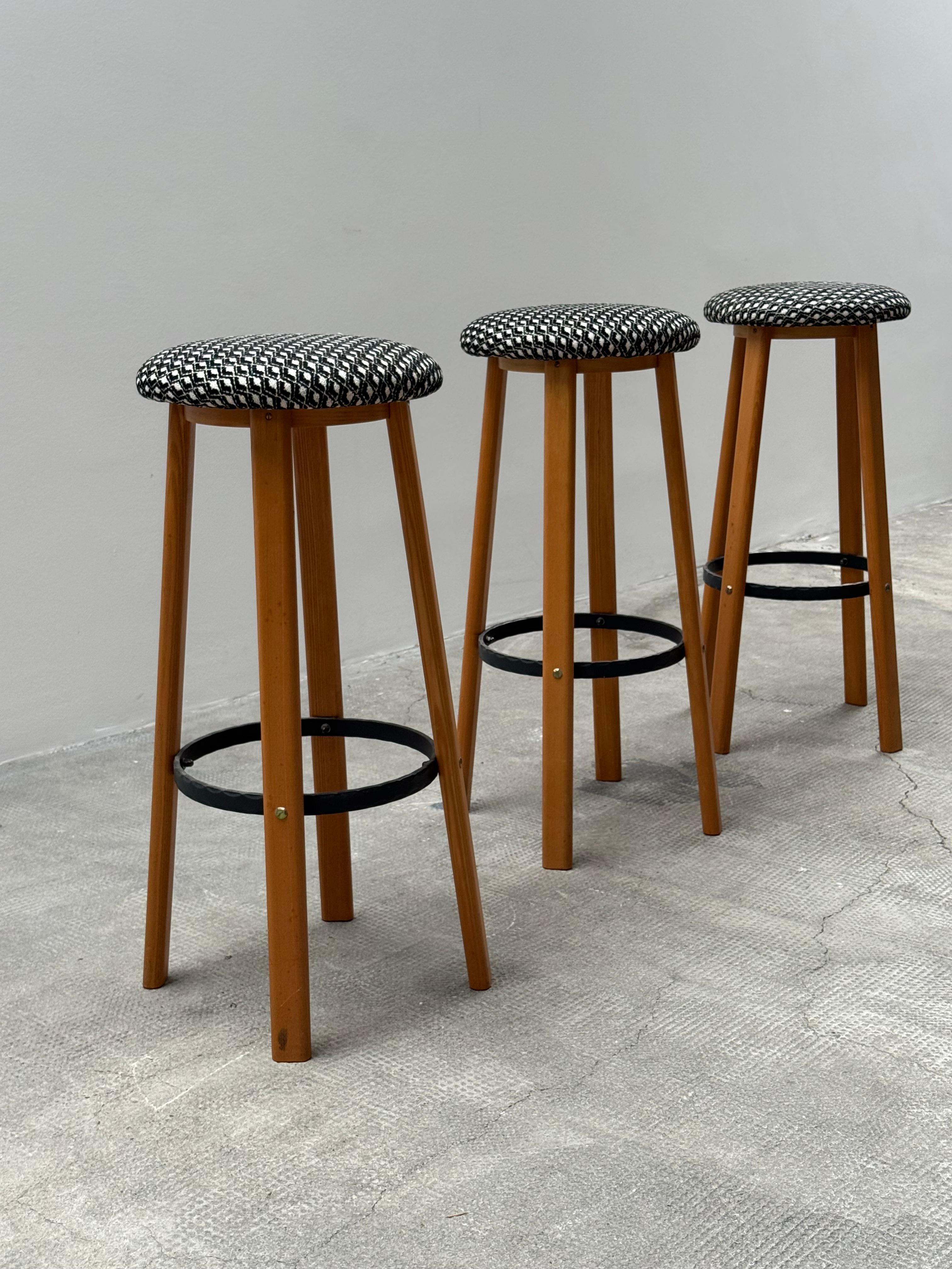 SET OF 3 BAR STOOLS ASH WOOD WROUGHT IRON, GERMANY 1970s In Good Condition For Sale In Reutlingen, DE