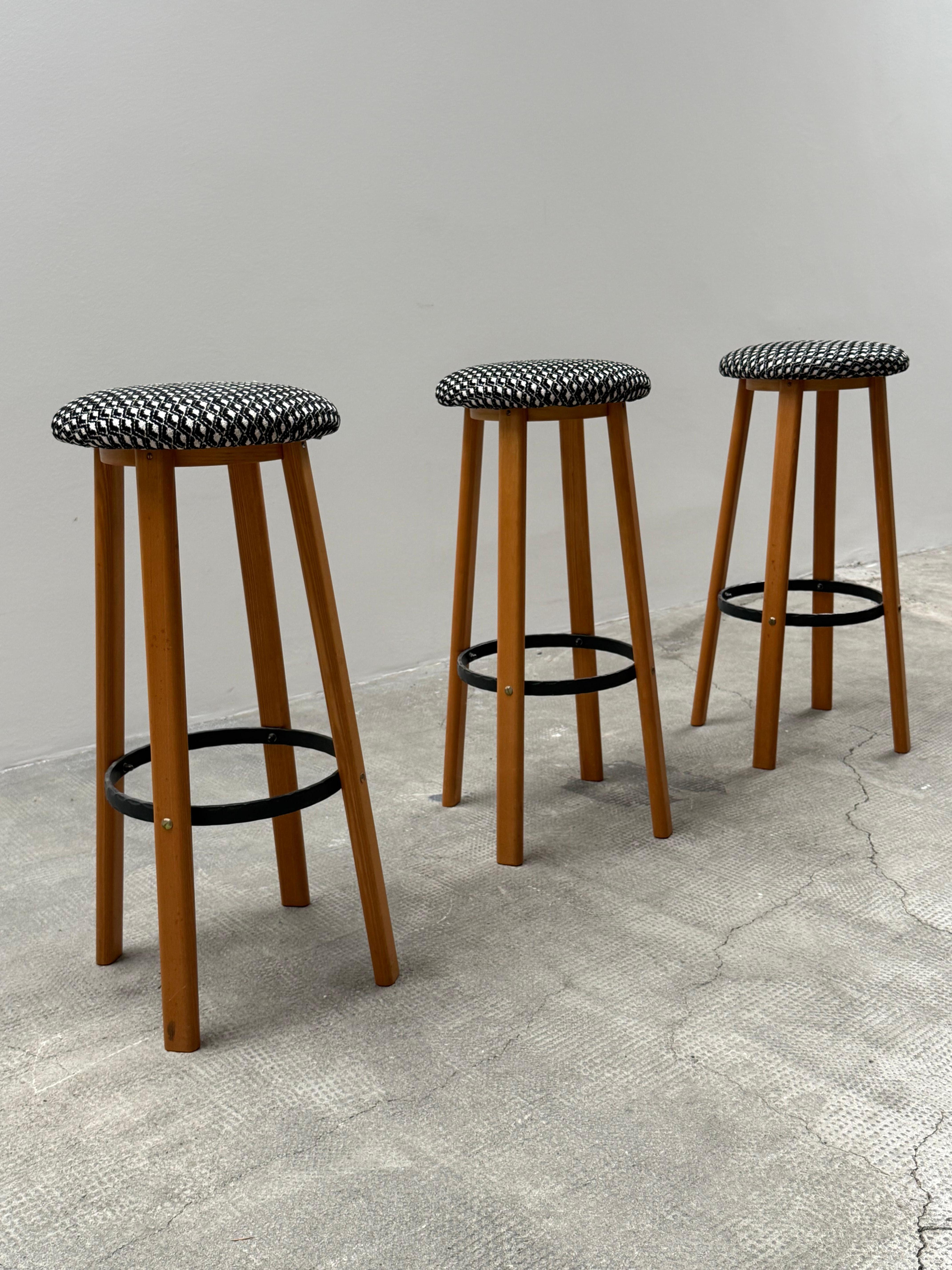 SET OF 3 BAR STOOLS ASH WOOD WROUGHT IRON, GERMANY 1970s For Sale 1