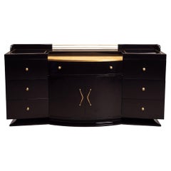 Mueble bar de estilo Art Déco en negro piano de alto brillo con herrajes de latón y pan de oro