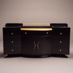 Mueble bar de estilo Art Déco en negro piano de alto brillo con herrajes de latón y pan de oro