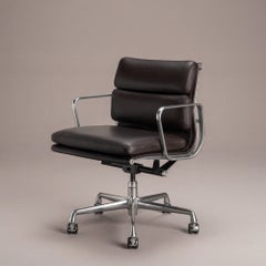 Sedie da ufficio Eames Soft Pad in pelle color espresso di Herman Miller, set da 6