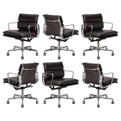 Sedie da ufficio Eames Soft Pad in pelle color espresso di Herman Miller, set da 6