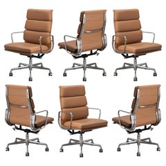 Poltrone direzionali Eames Soft Pad in pelle color butterscotch di Herman Miller, set da 6