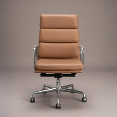 Poltrone direzionali Eames Soft Pad in pelle color butterscotch di Herman Miller, set da 6