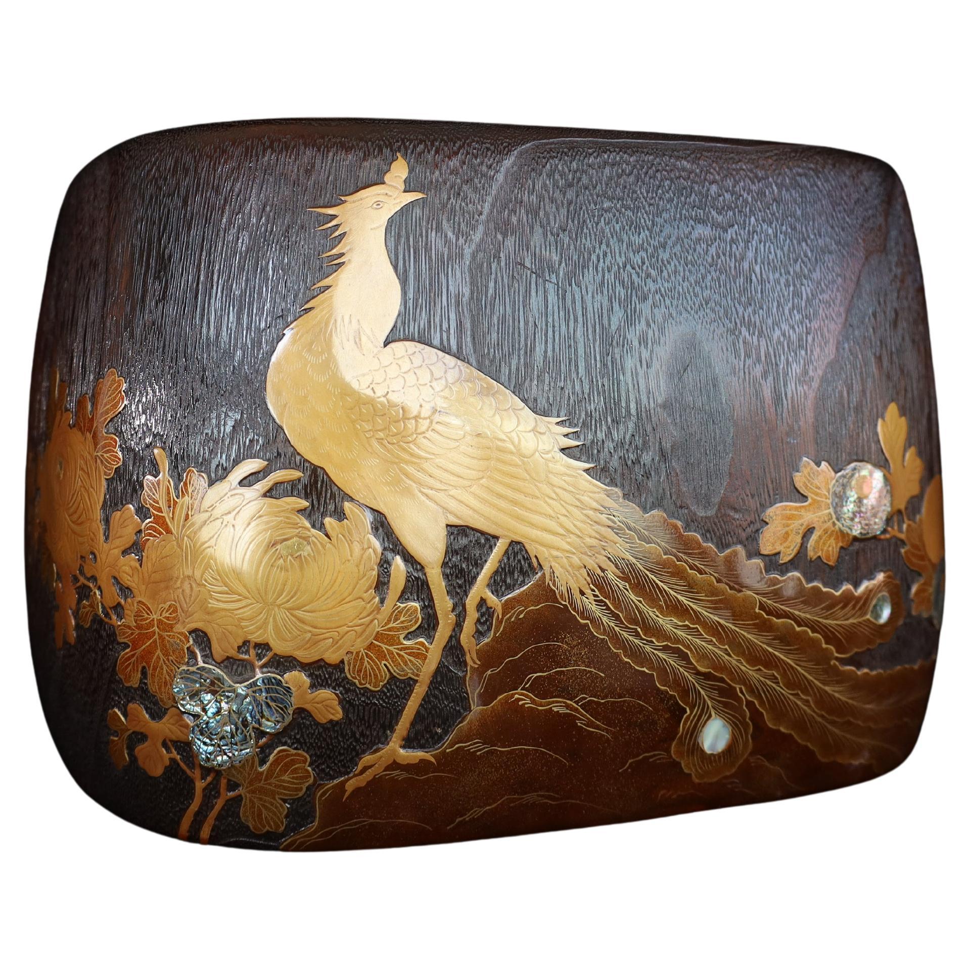 Dieser exquisite japanische Weihrauchbrenner aus dem späten 19. Jahrhundert ist ein beeindruckendes Beispiel für traditionelle Handwerkskunst. Die abgerundete, rechteckige Form ist sorgfältig lackiert und mit einem komplizierten Makie-Muster