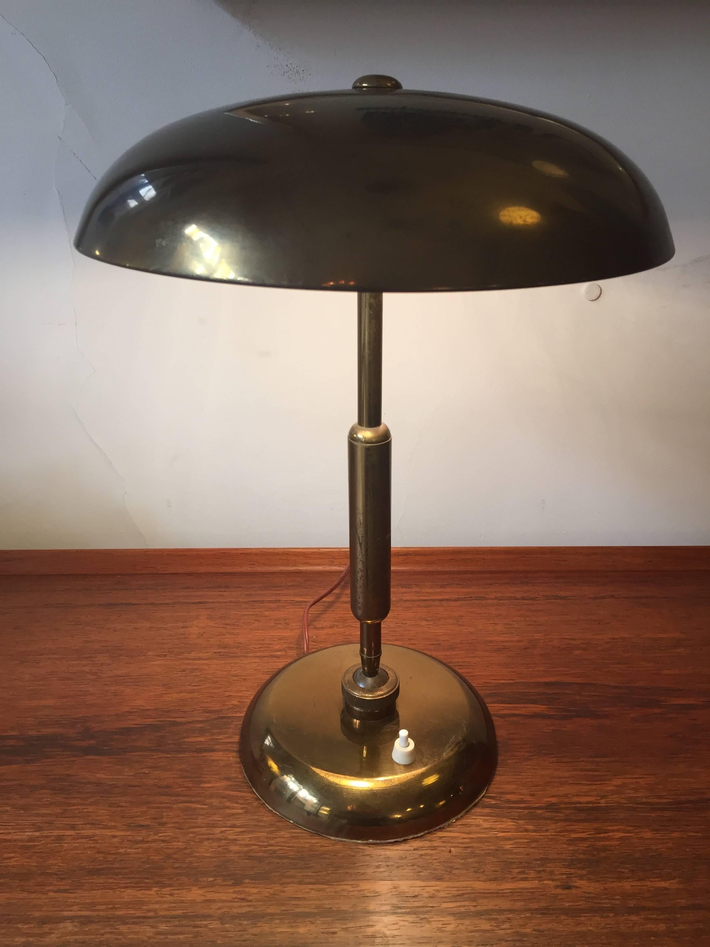 An entirely genuine and fully original brass Italian table lamp, manufactured in the 1950s by unknown editor. Brass frame, adjustable ball joint at the base and adjustable reflector. Original patina.