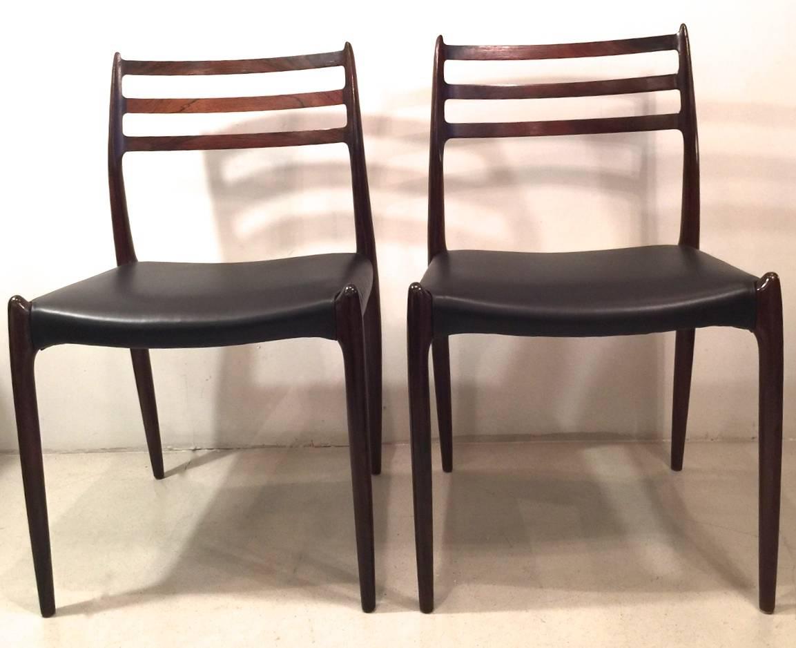 An elegant set of four dining chairs. N.O. Moller's design for J.L. Moller in the 1960s. The organic frame is made of Rio rosewood, their seats are upholstered in black patinated leather.
Excellent condition.
