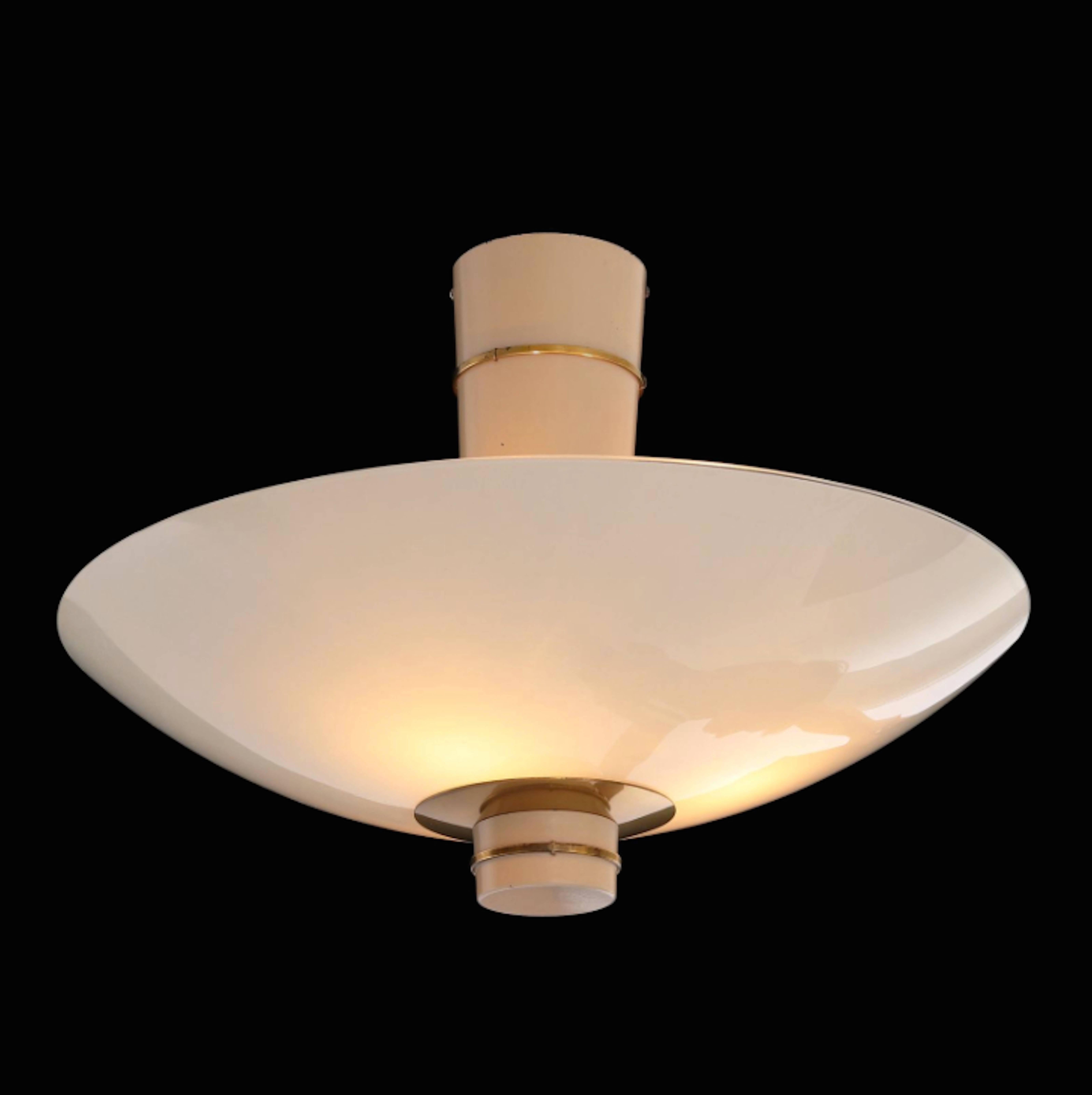 A Paavo Tynell ceiling lamp edited by Taito Oy in 1940. White painted metal, brass ans opaline glass-shade. Signed Taito .9055.Perfect condition.
Litterat: 
