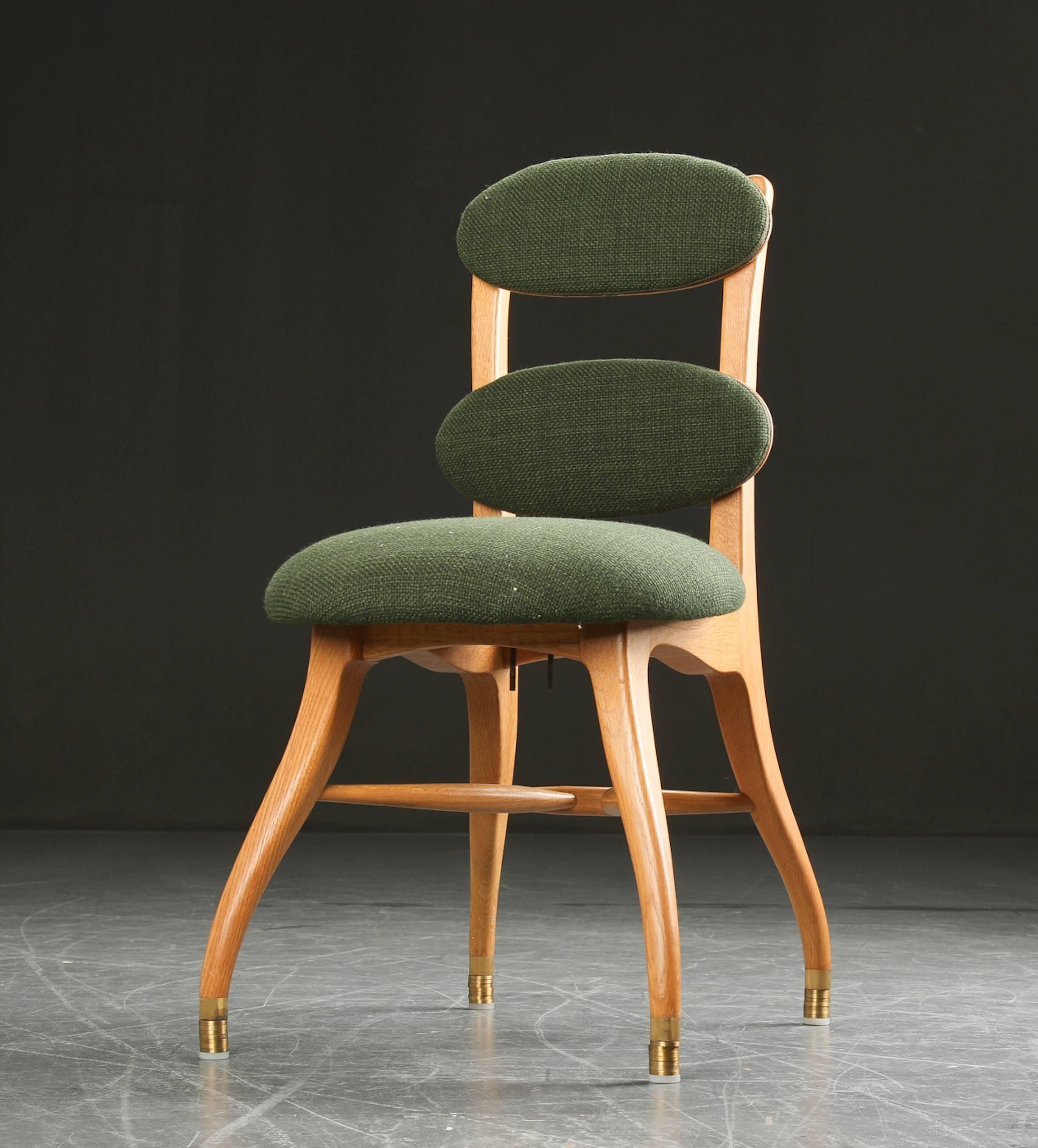A musician chair with oak frame, seat and back mounted with wool. Adjustable seat and back. Brass fittings on the legs. Frequently used by the Danish radio symphony orchestra. Natural patina. Measures: adjustable.