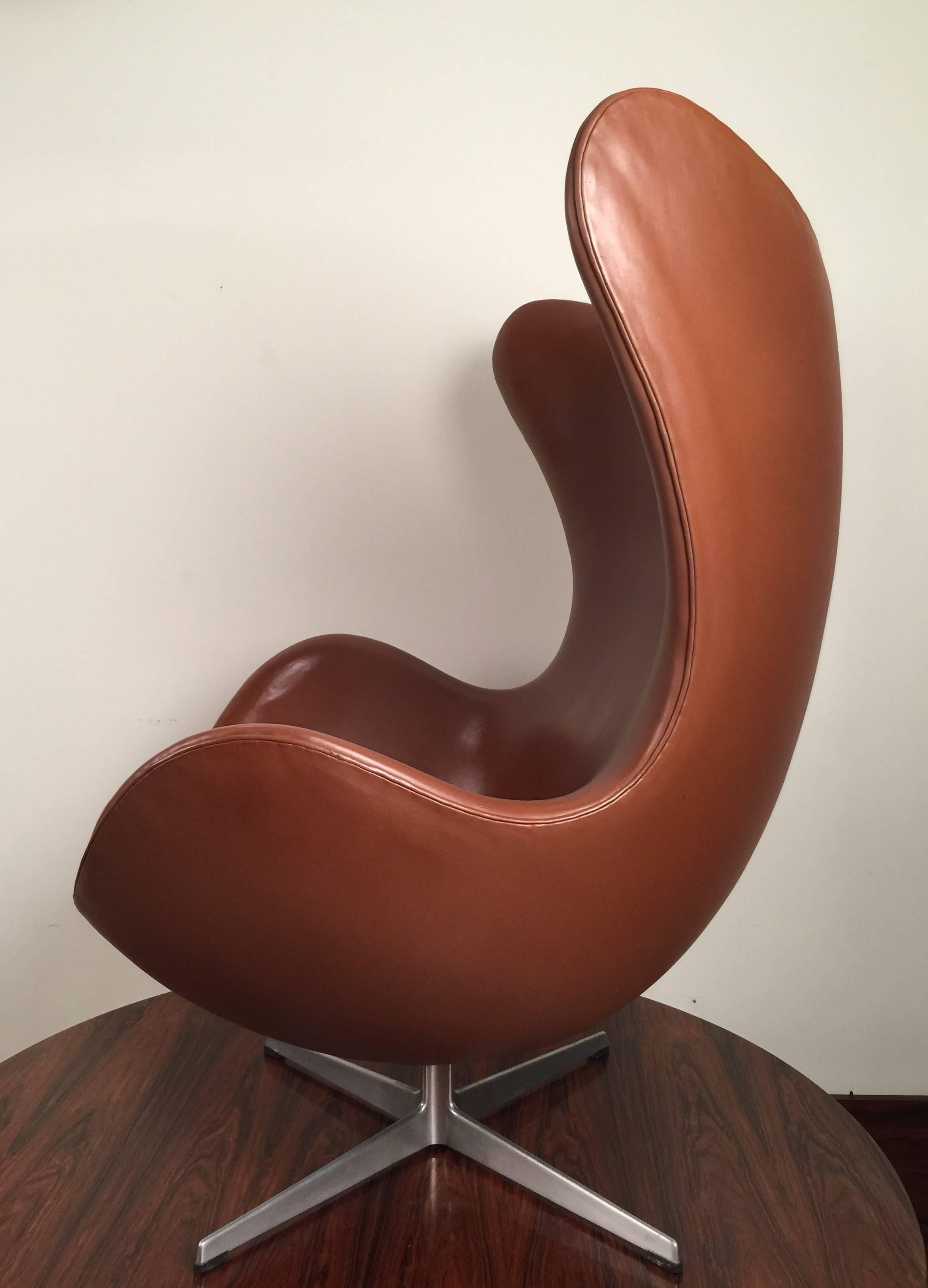 Mid-Century Modern Early Arne Jacobsen Egg Chair in Original Brown Leather by Fritz Hansen